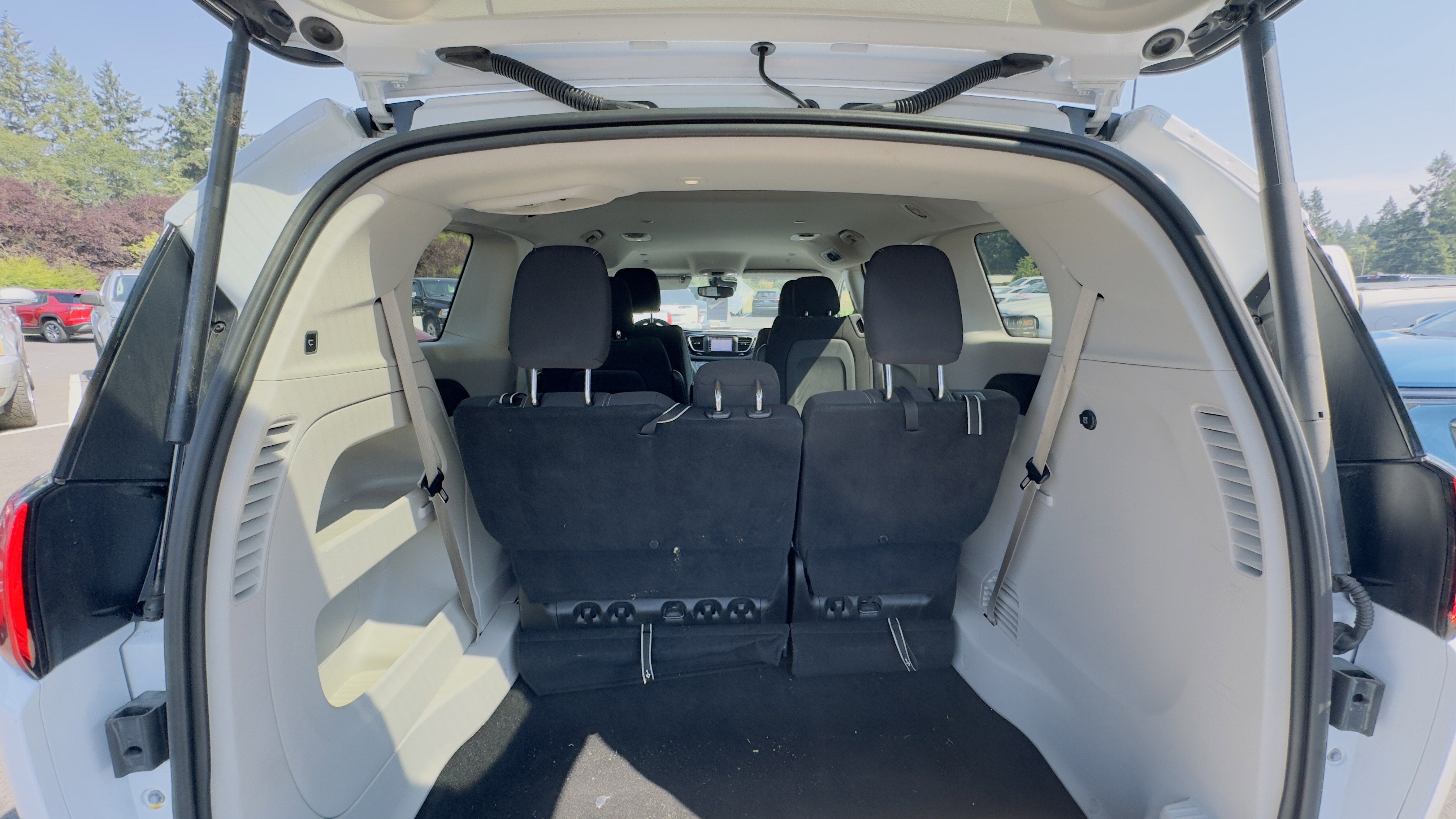 2023 Chrysler Voyager LX