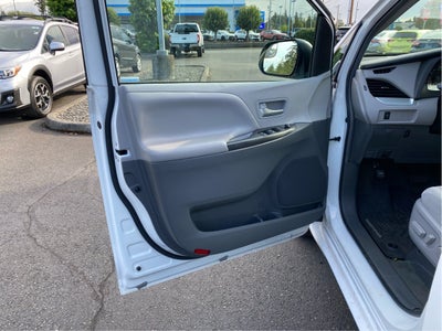 2017 Toyota Sienna LE Auto Access Seat