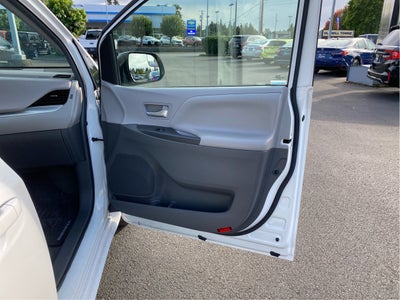 2017 Toyota Sienna LE Auto Access Seat