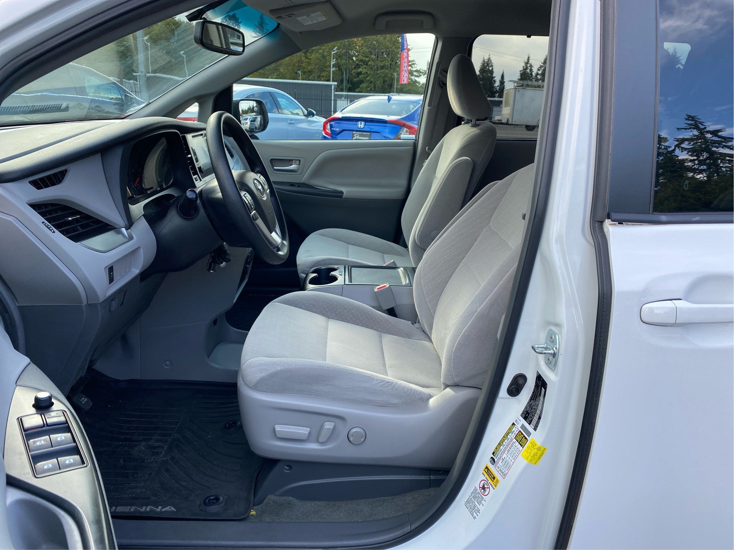 2017 Toyota Sienna LE Auto Access Seat