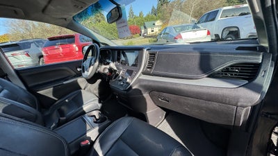 2015 Toyota Sienna SE 8 Passenger