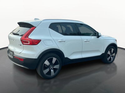 2021 Volvo XC40 T5 Momentum