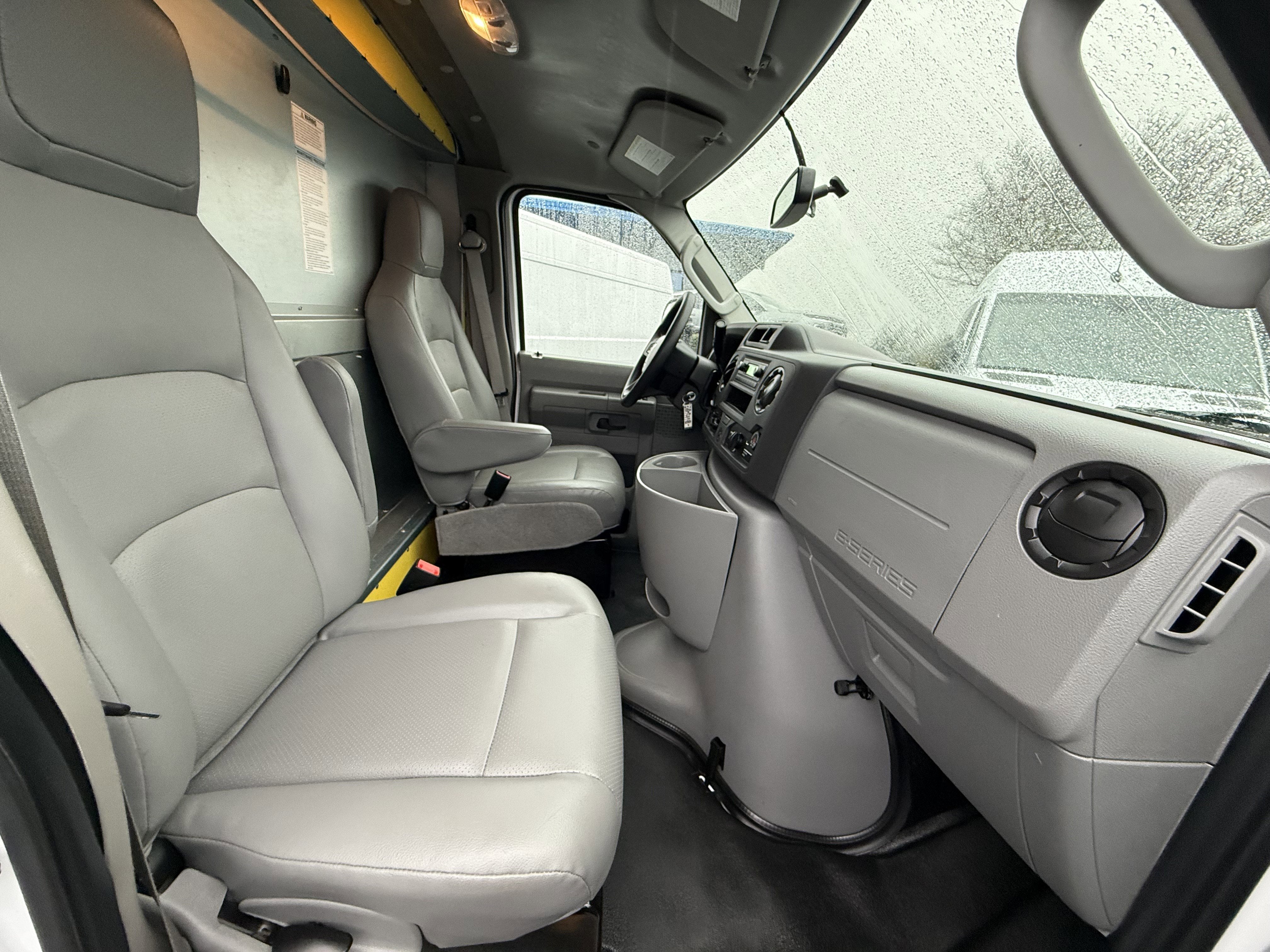 2022 Ford E-Series Cutaway E-350