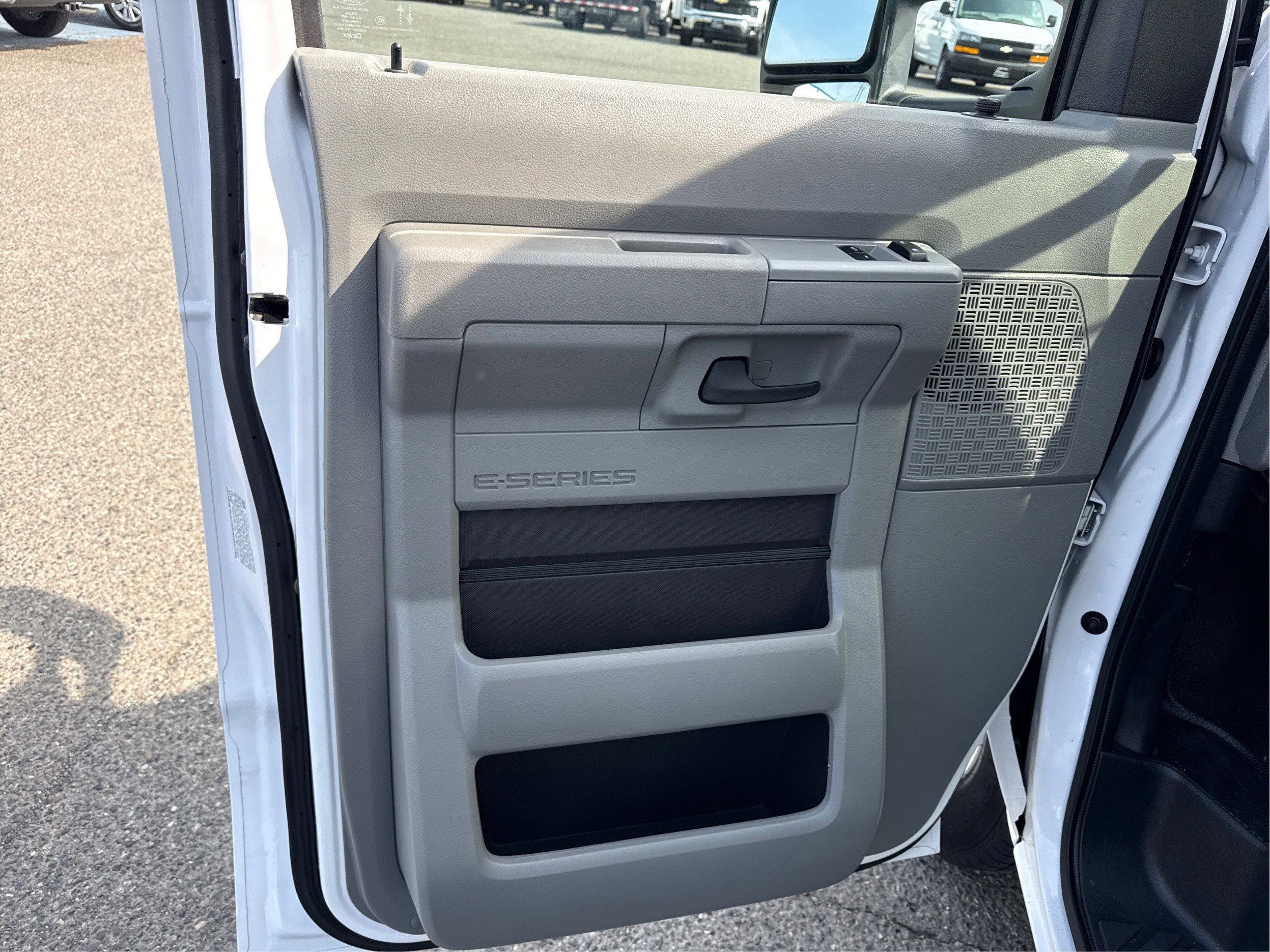 2022 Ford E-Series Cutaway Base