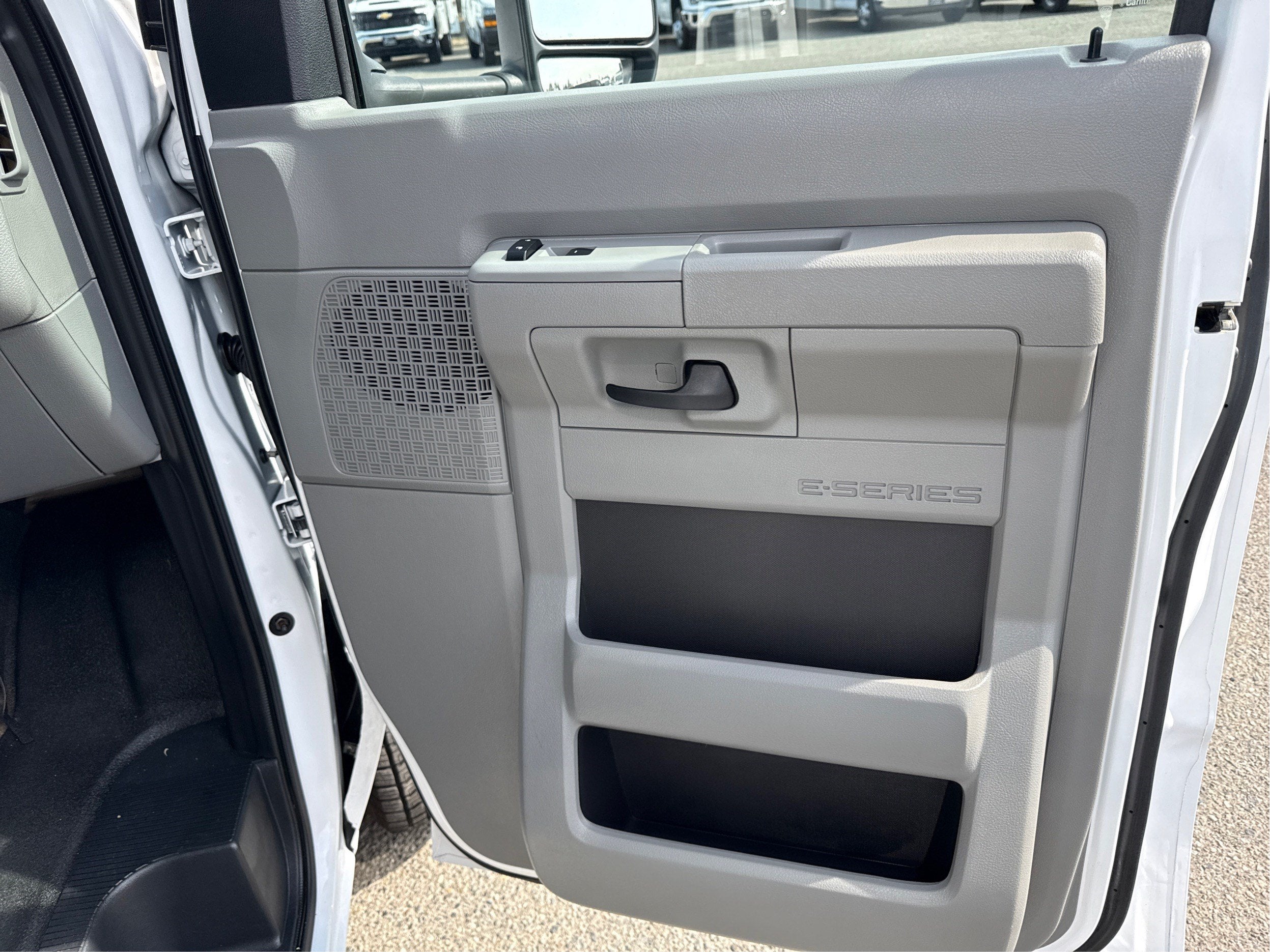 2022 Ford E-Series Cutaway Base