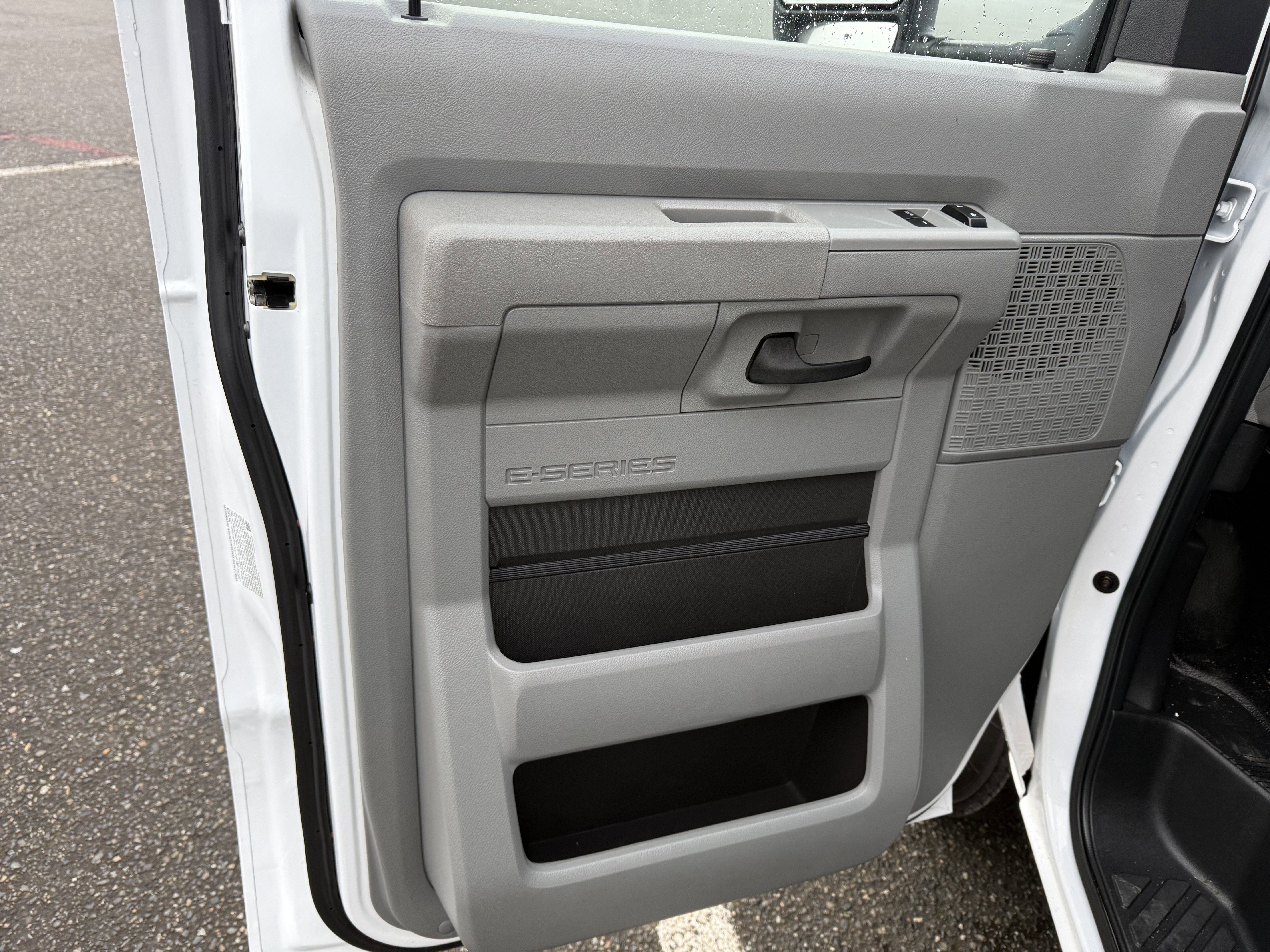 2024 Ford E-Series Cutaway E-350