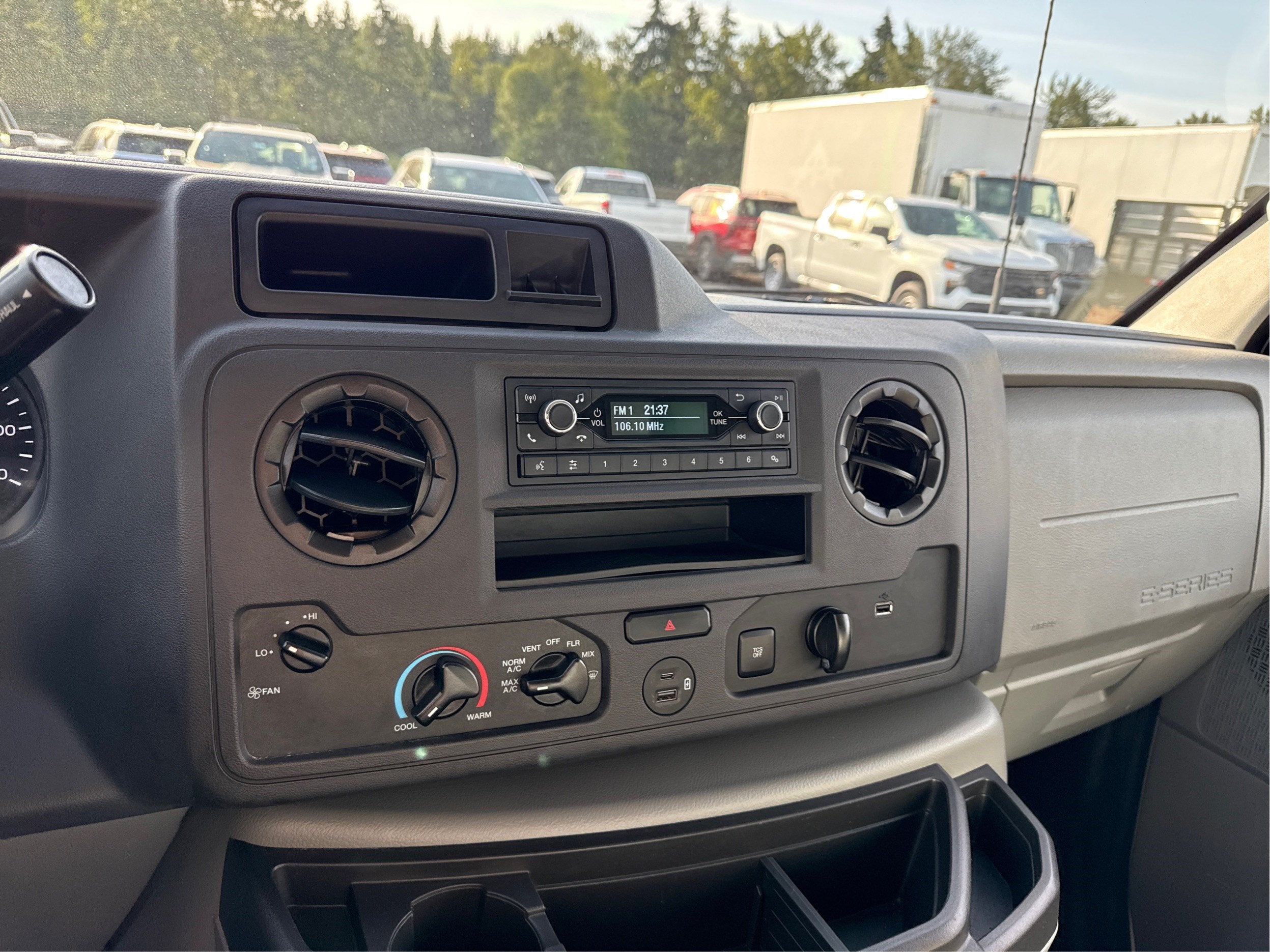 2024 Ford E-Series Cutaway E-350
