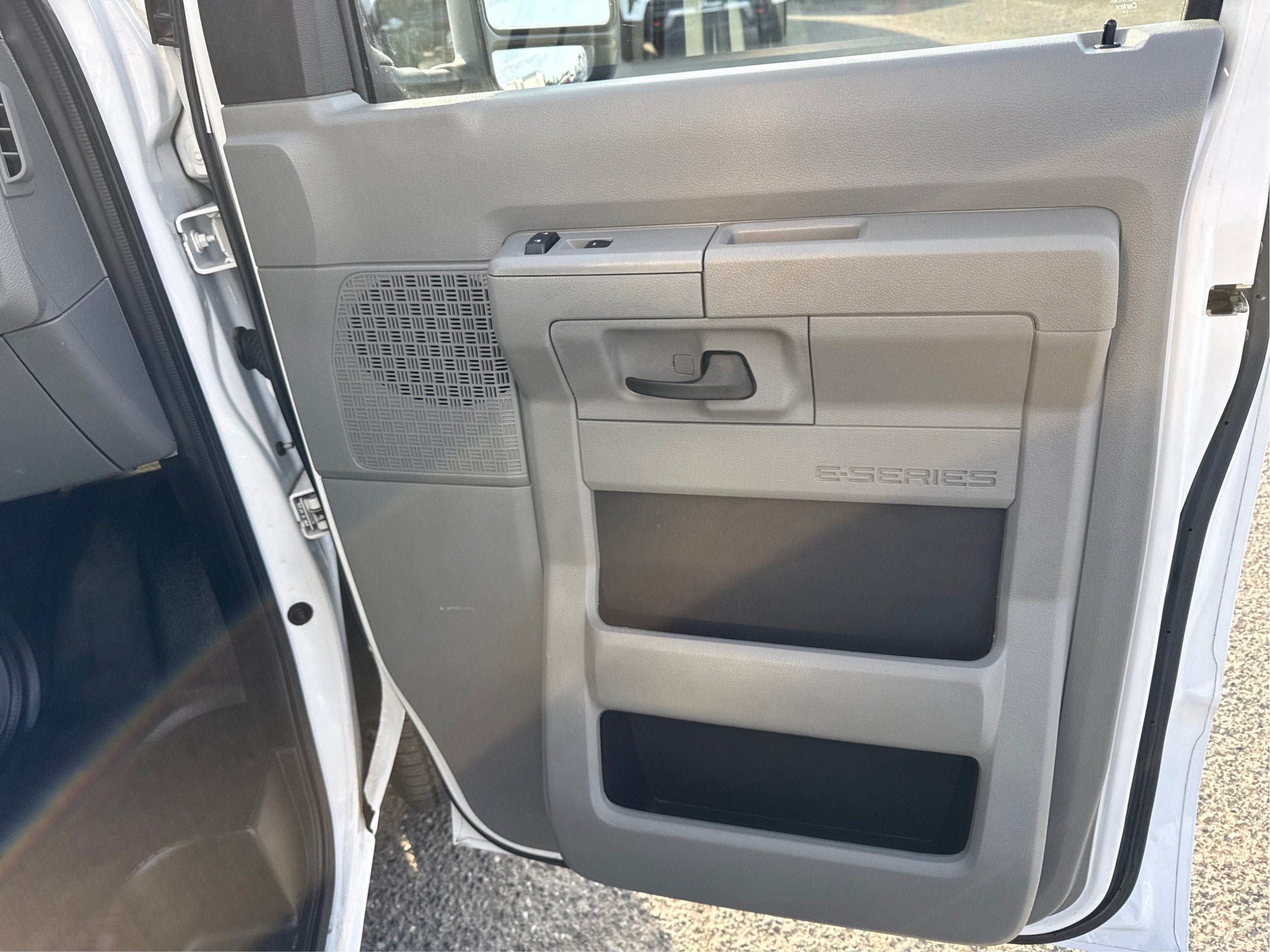 2024 Ford E-Series Cutaway E-350