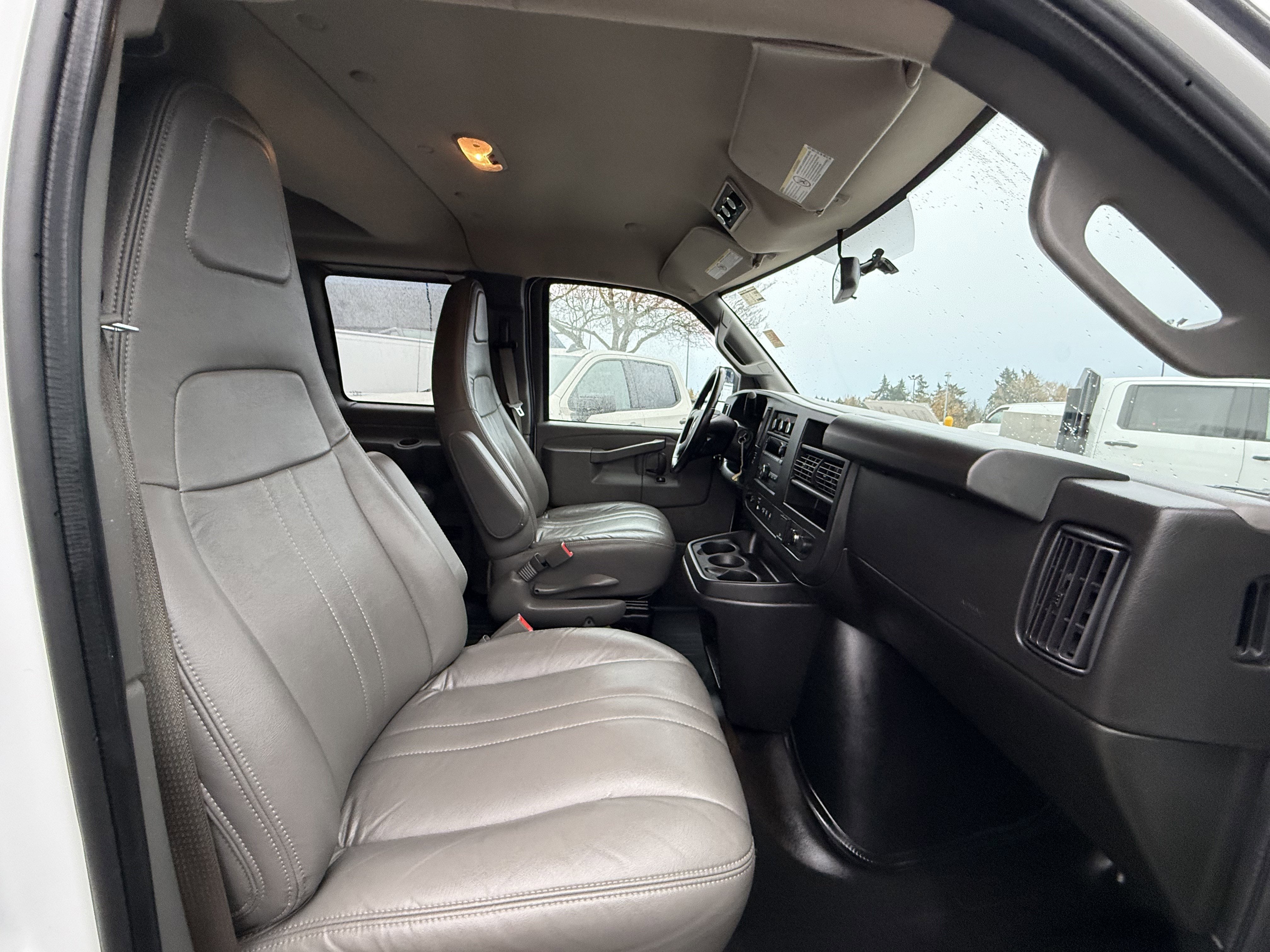 2023 Chevrolet Express Passenger 3500 1LS