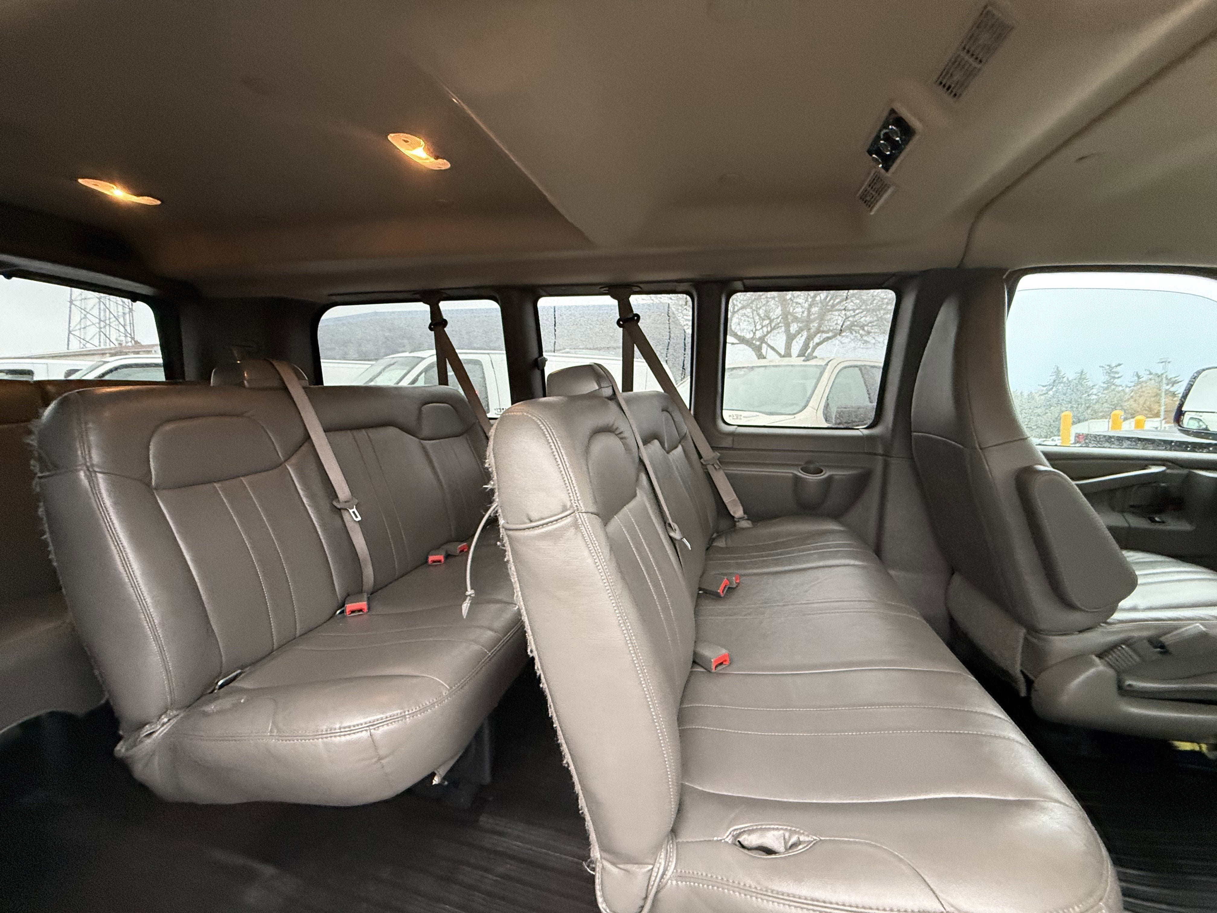 2023 Chevrolet Express Passenger 3500 1LS