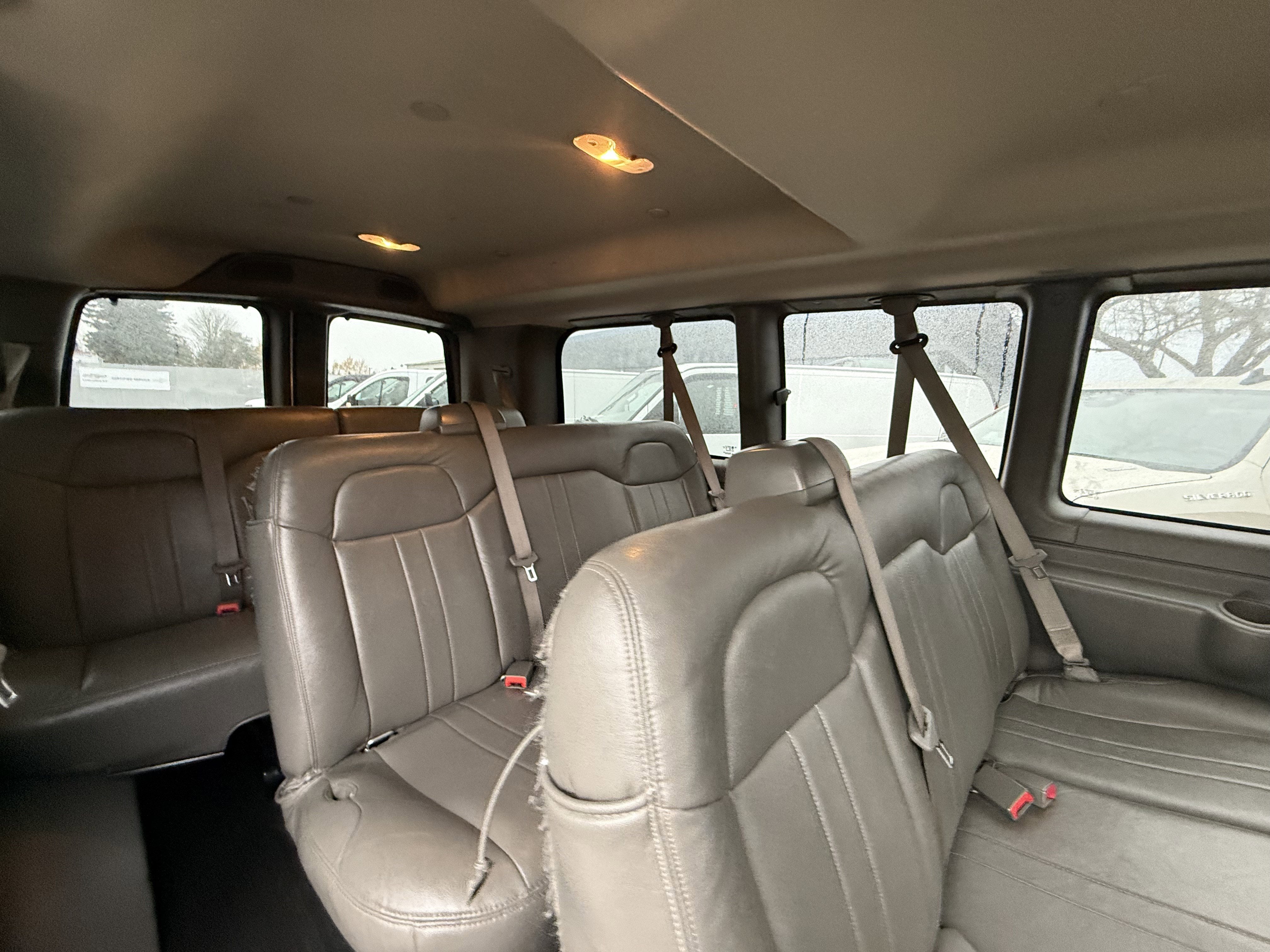 2023 Chevrolet Express Passenger 3500 1LS