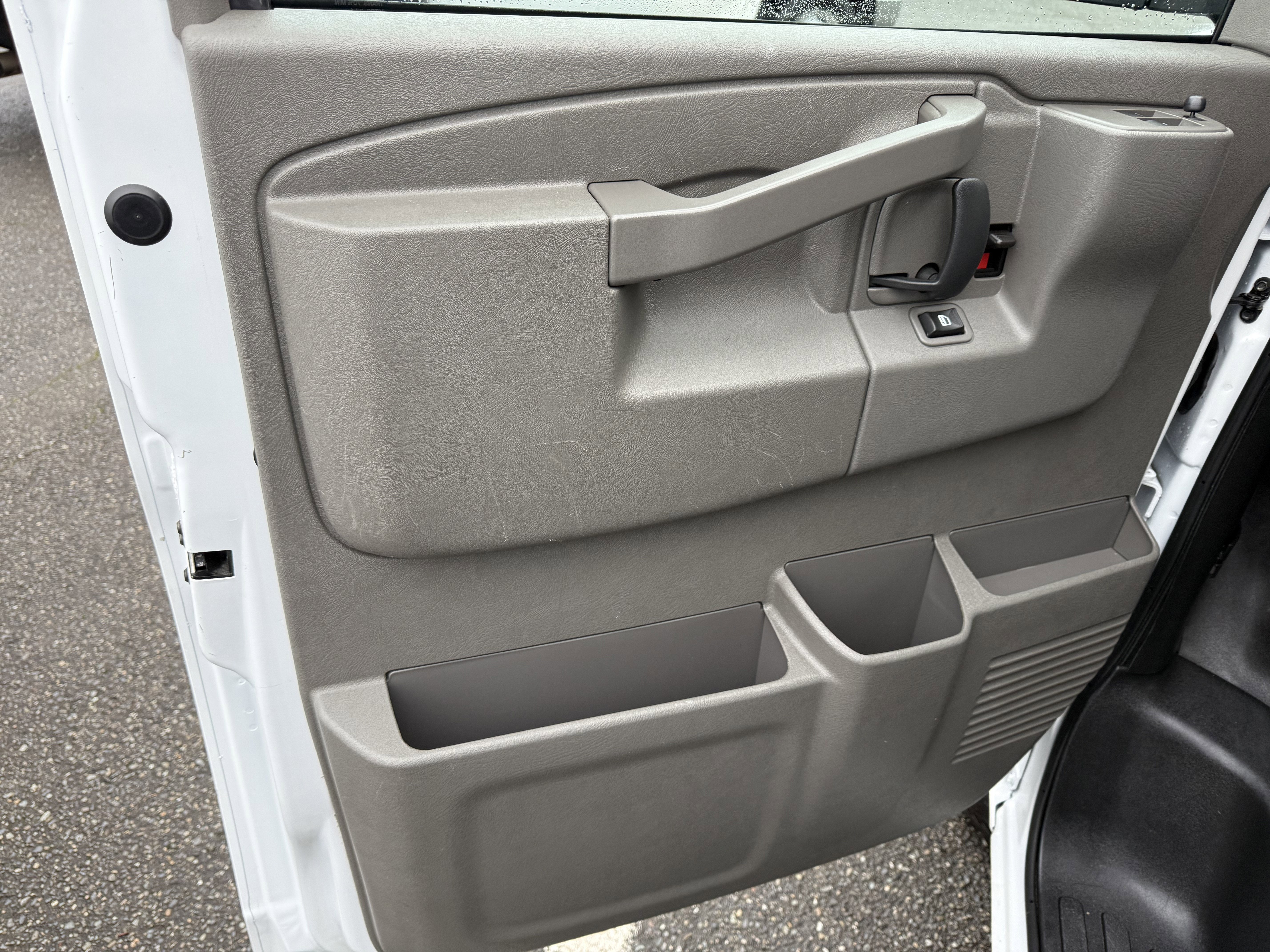 2023 Chevrolet Express Passenger 3500 1LS