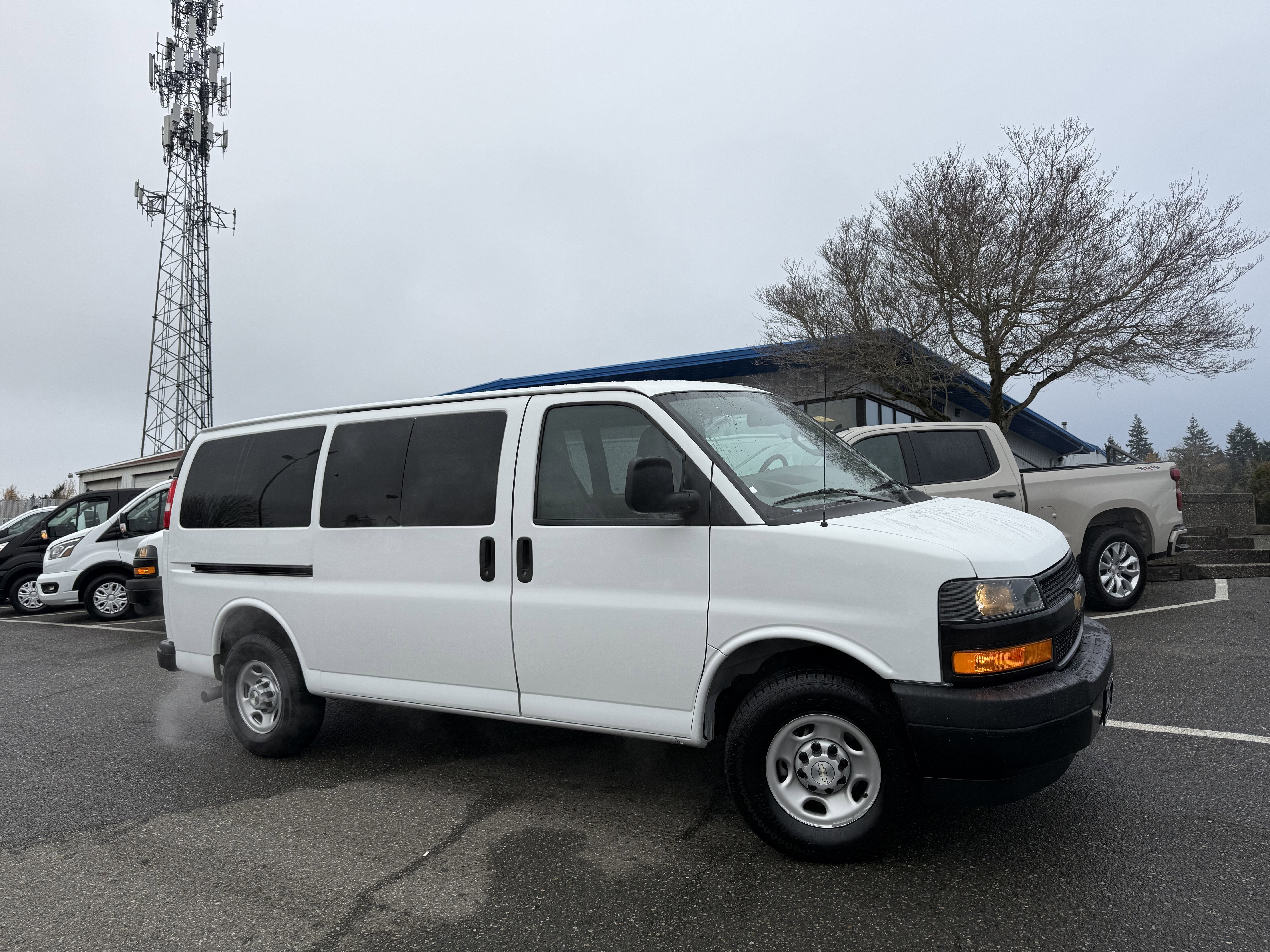 2023 Chevrolet Express Passenger 3500 1LS