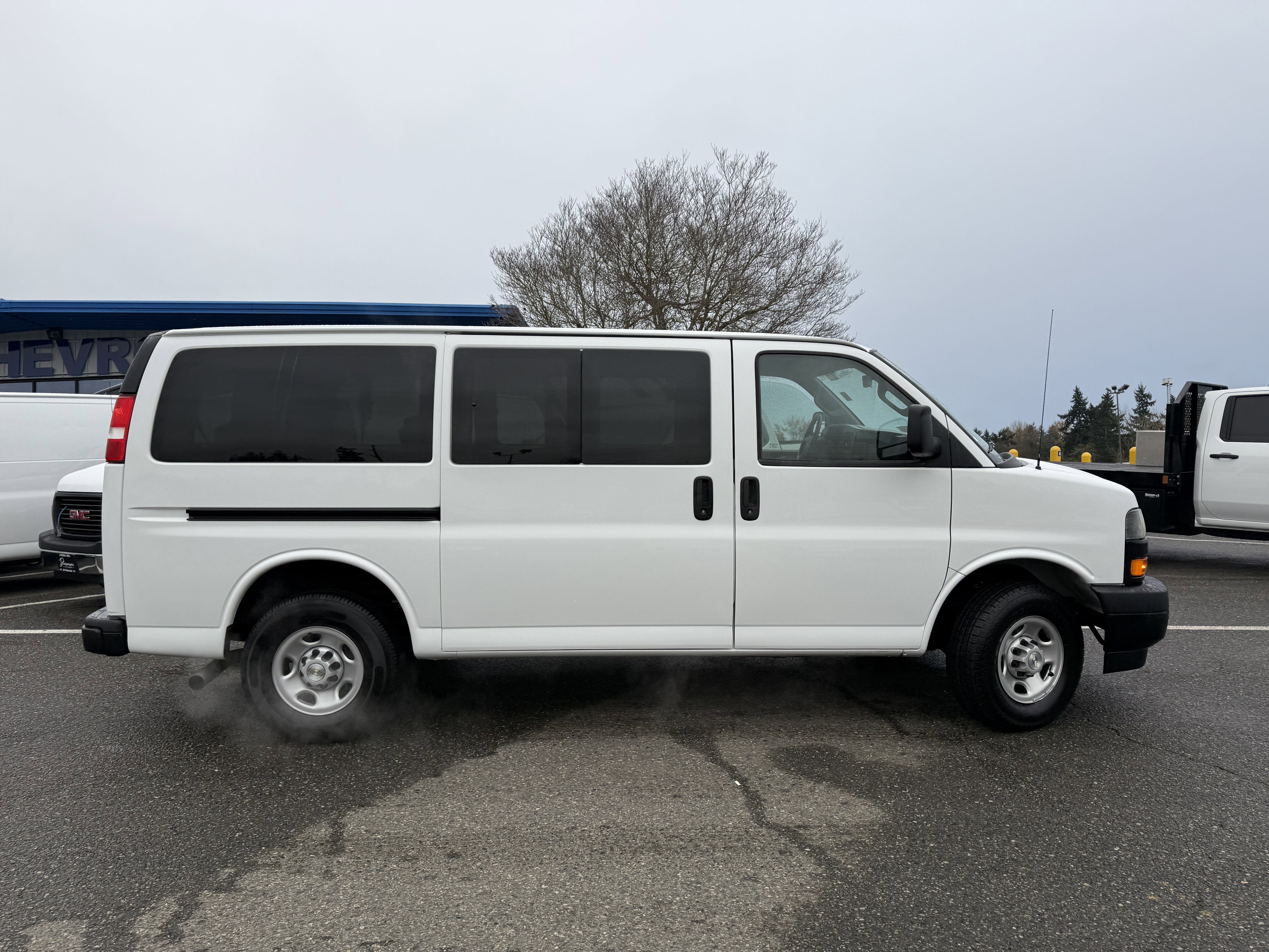 2023 Chevrolet Express Passenger 3500 1LS