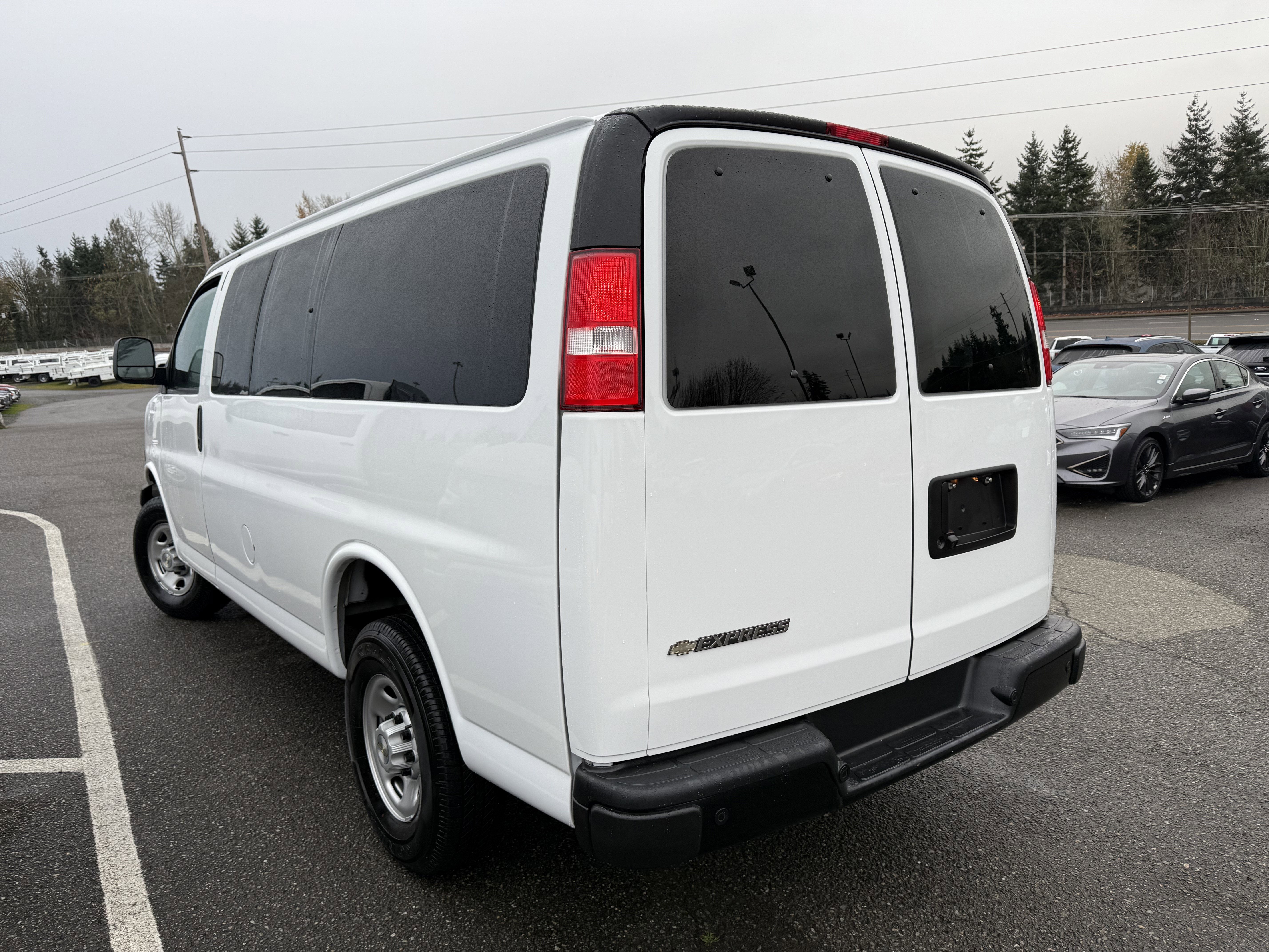 2023 Chevrolet Express Passenger 3500 1LS