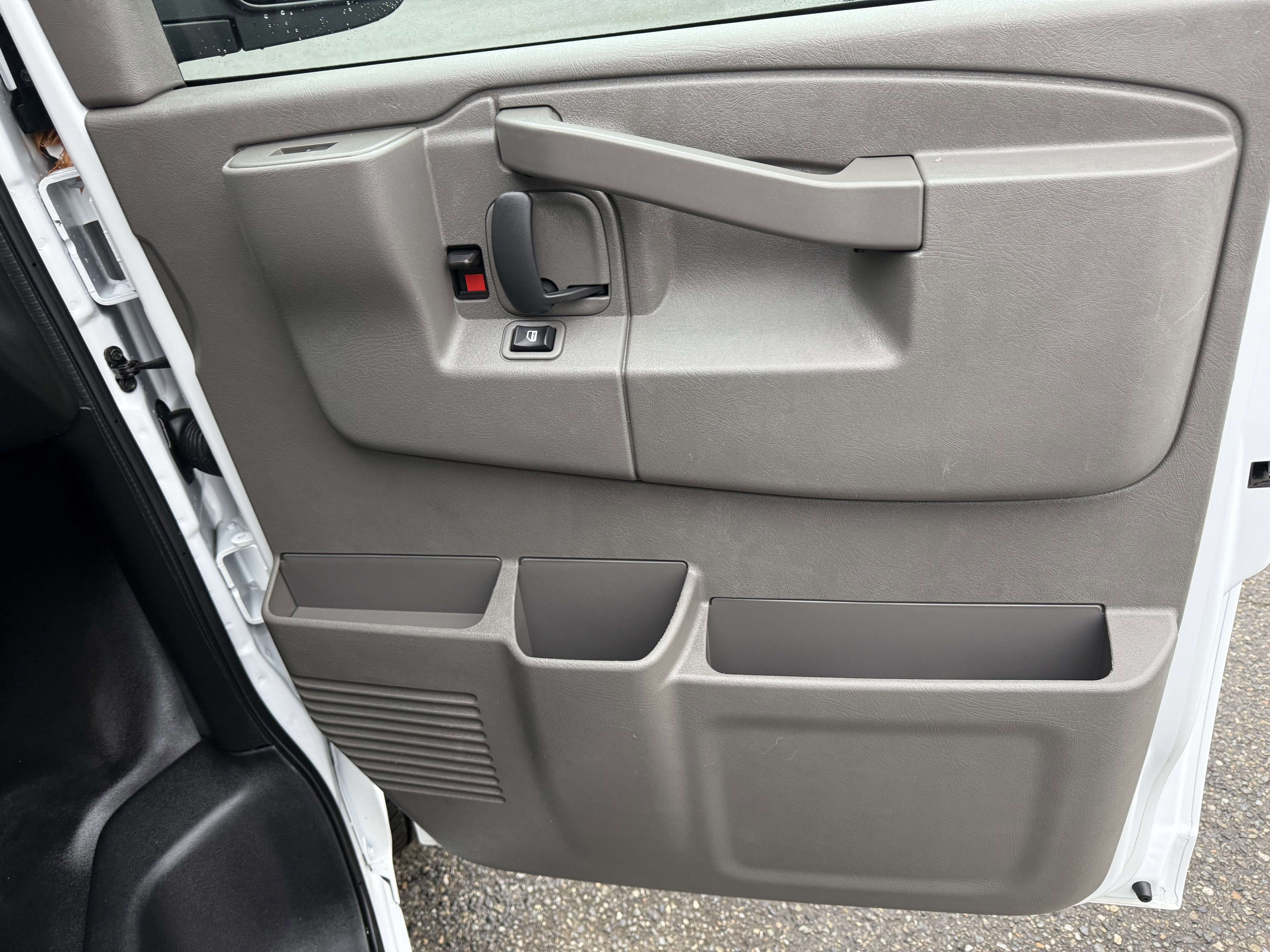 2023 Chevrolet Express Passenger 3500 1LS