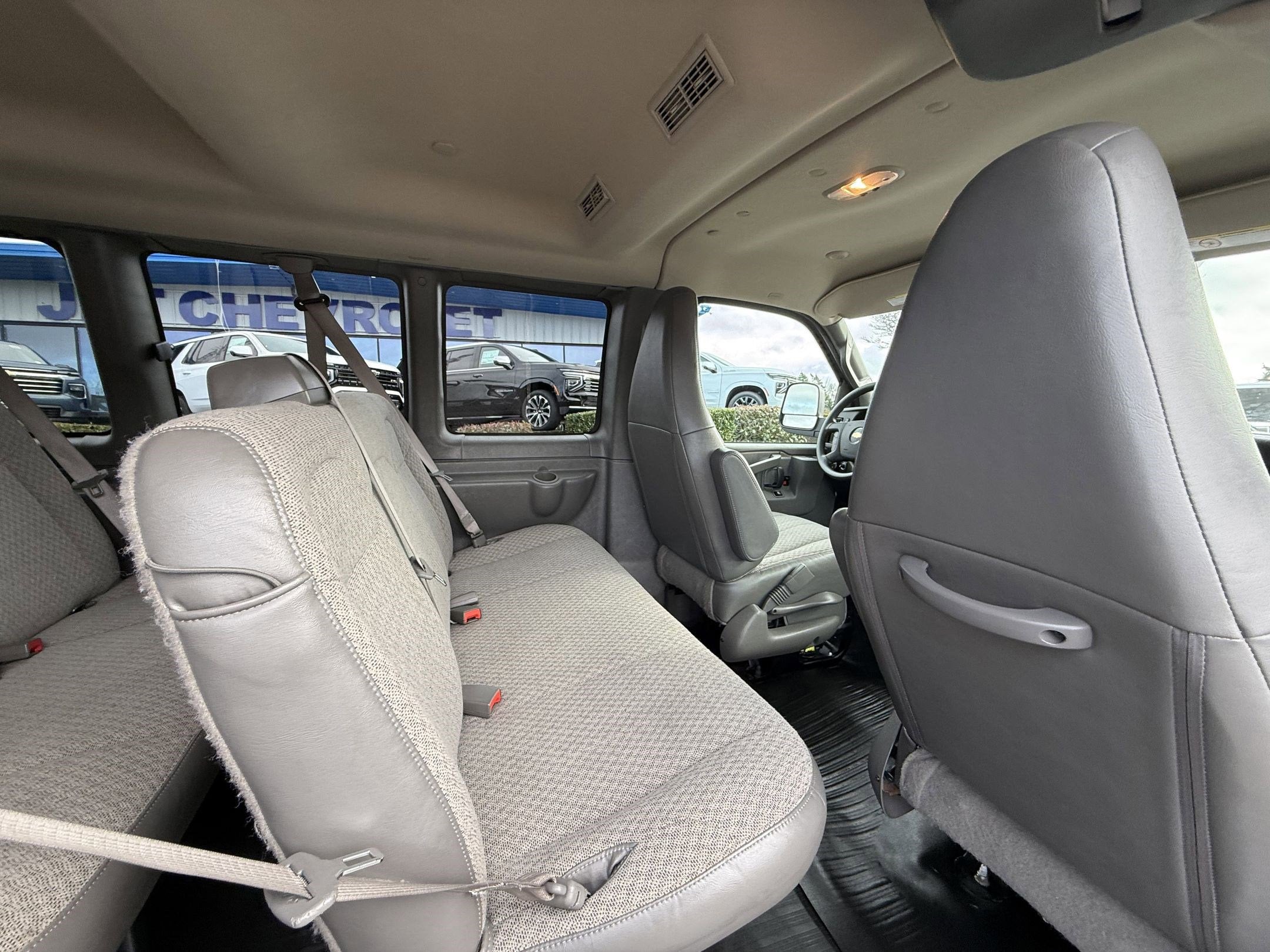 2023 Chevrolet Express Passenger 3500 1LS