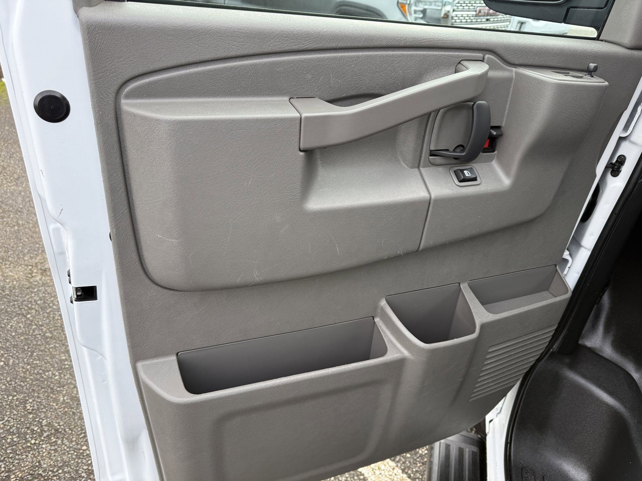 2023 Chevrolet Express Passenger 3500 1LS