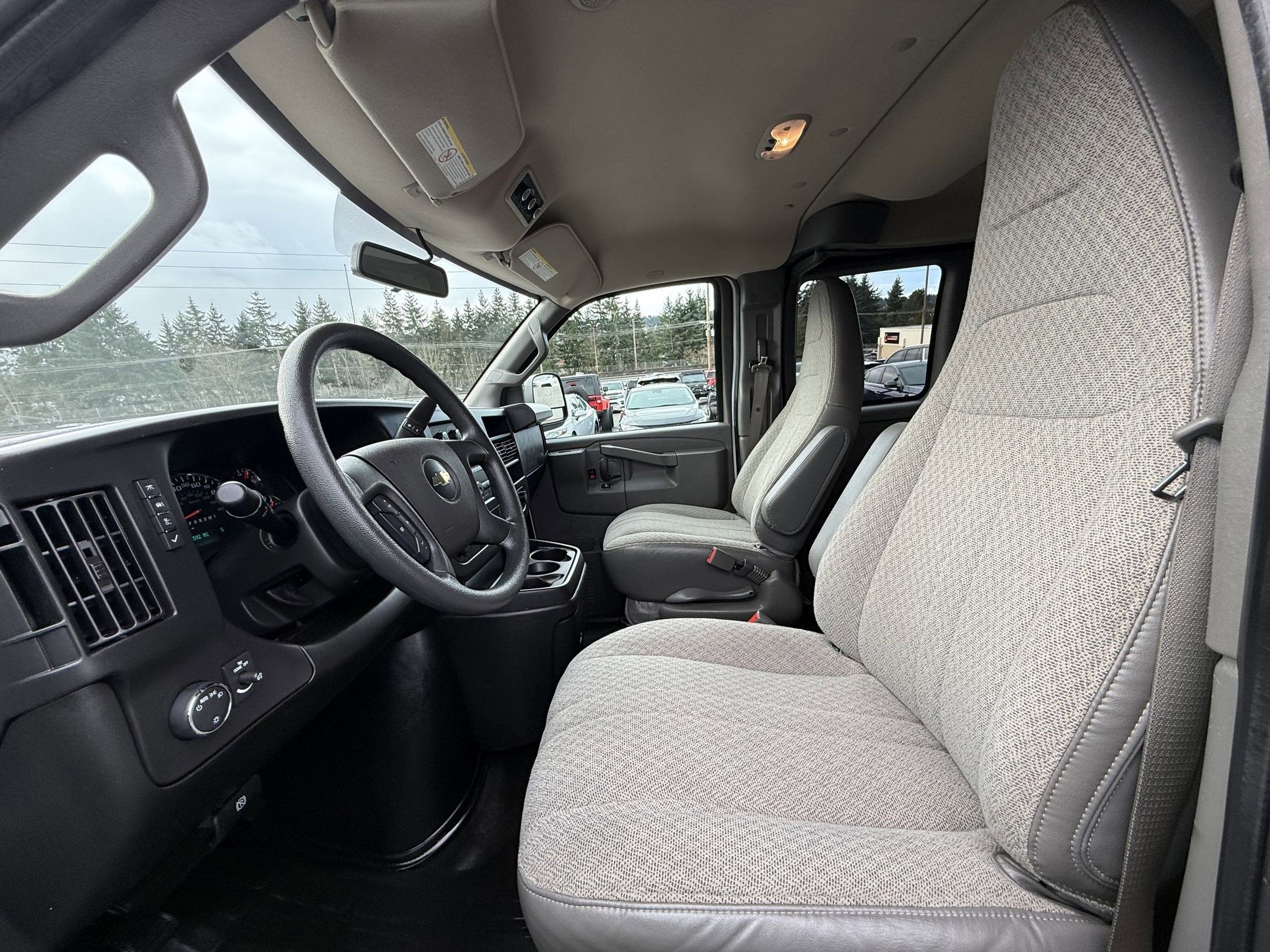 2023 Chevrolet Express Passenger 3500 1LS