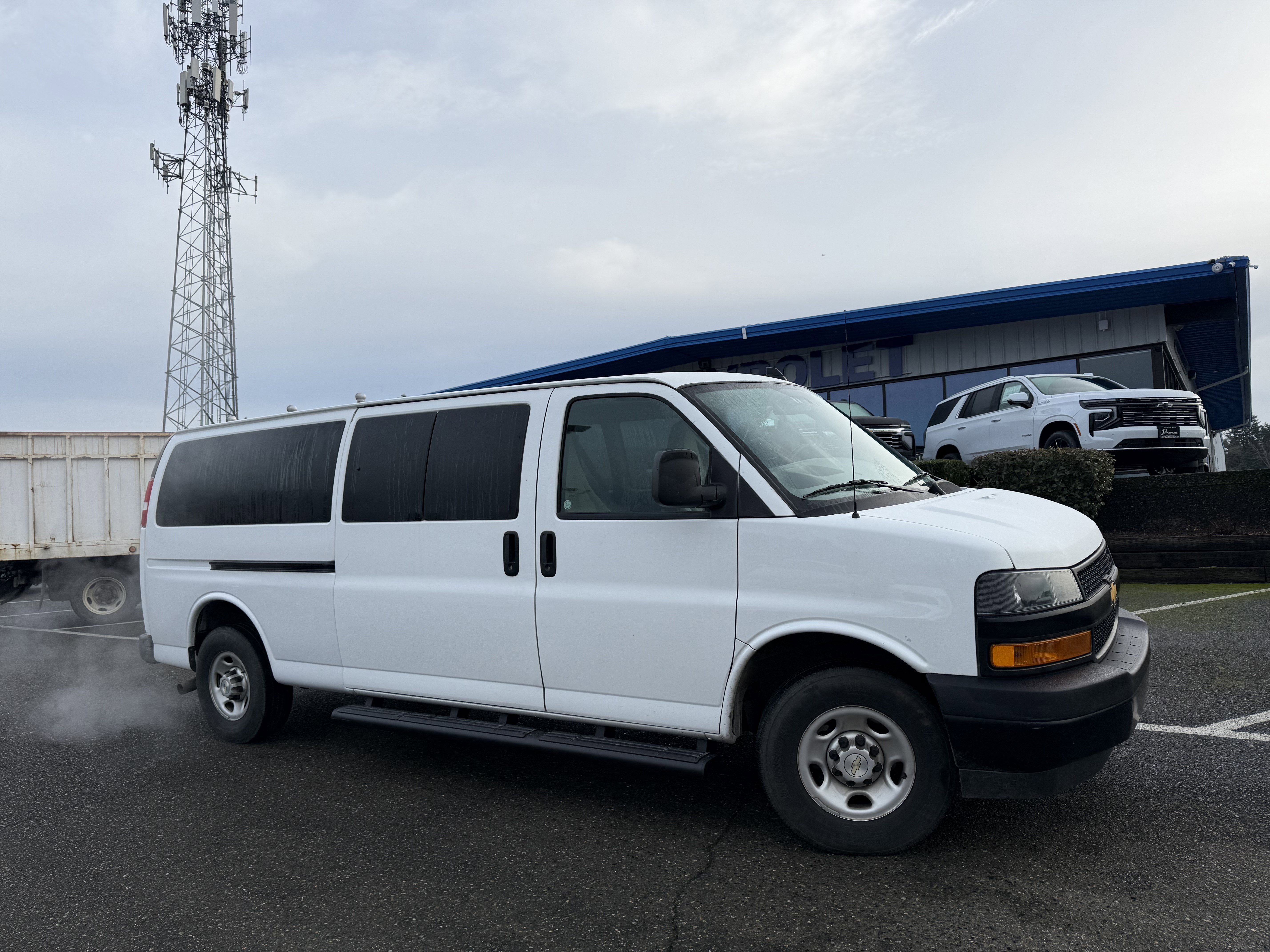 2023 Chevrolet Express Passenger 3500 1LS