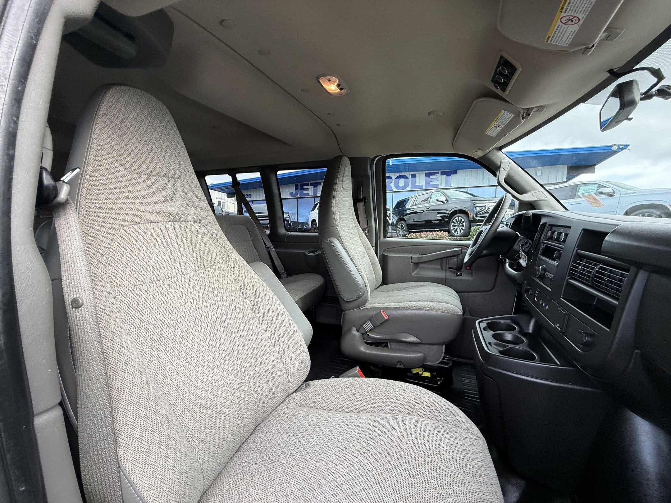 2023 Chevrolet Express Passenger 3500 1LS