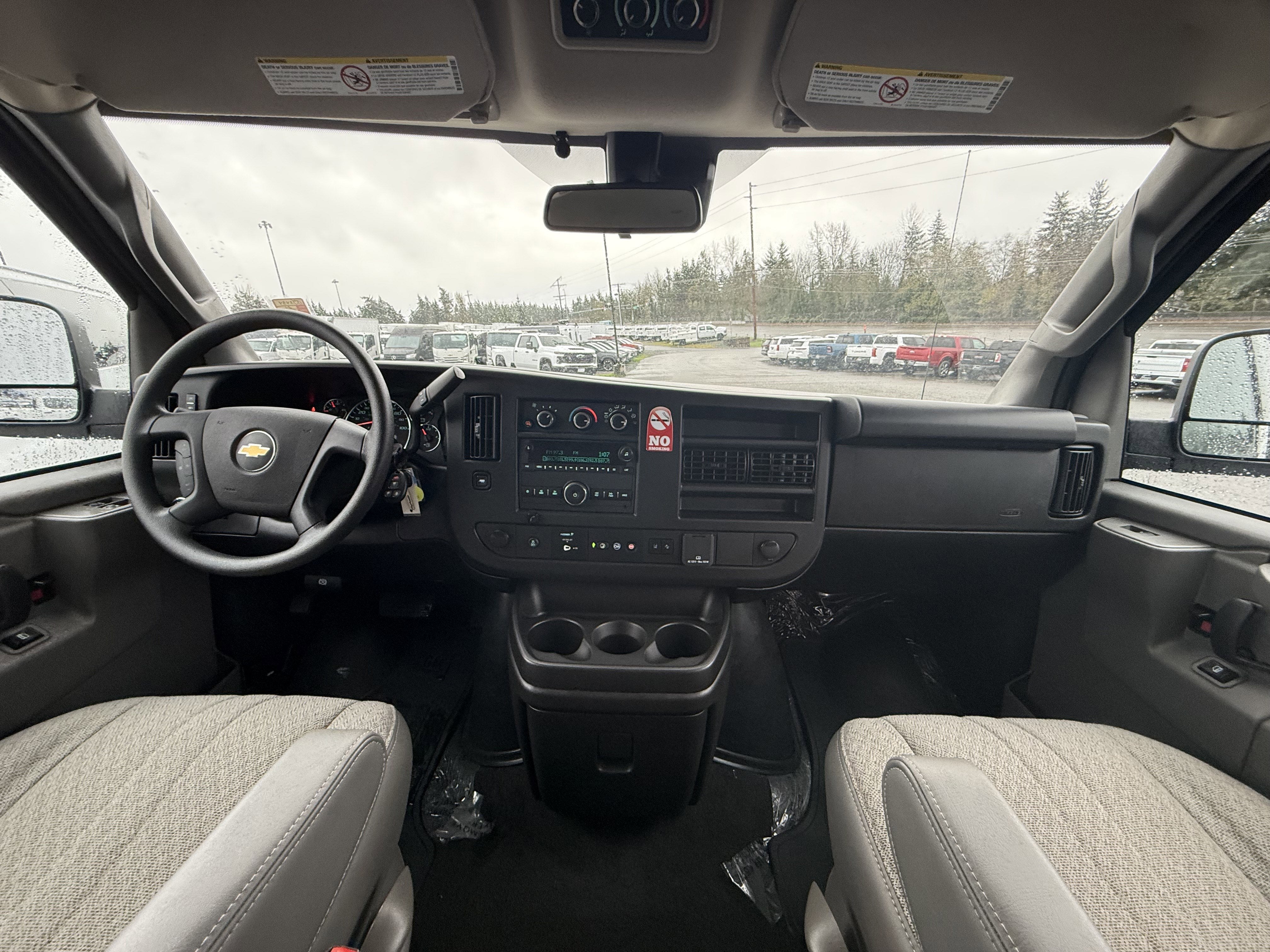 2024 Chevrolet Express Passenger 3500 1LT