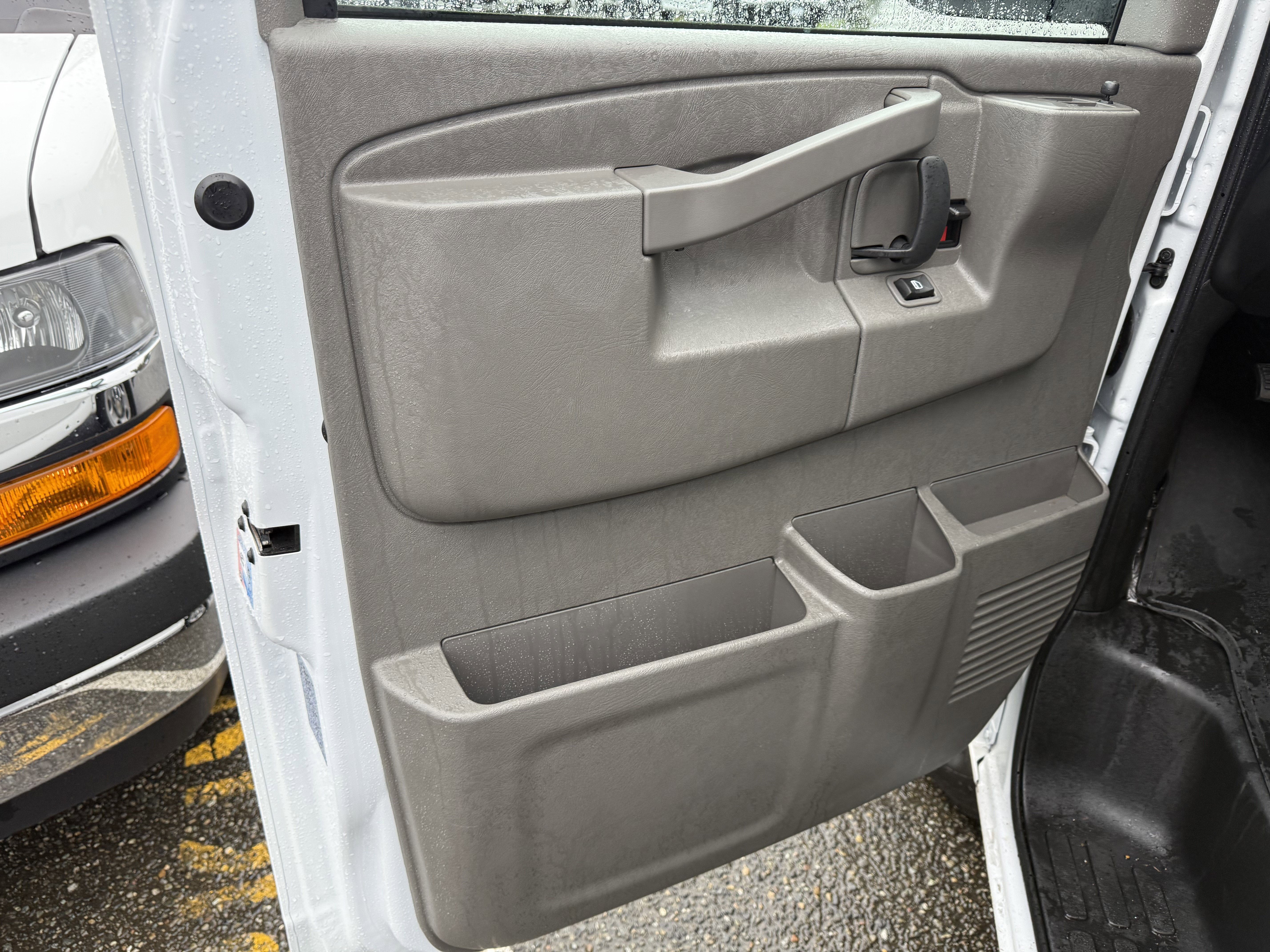 2024 Chevrolet Express Passenger 3500 1LT