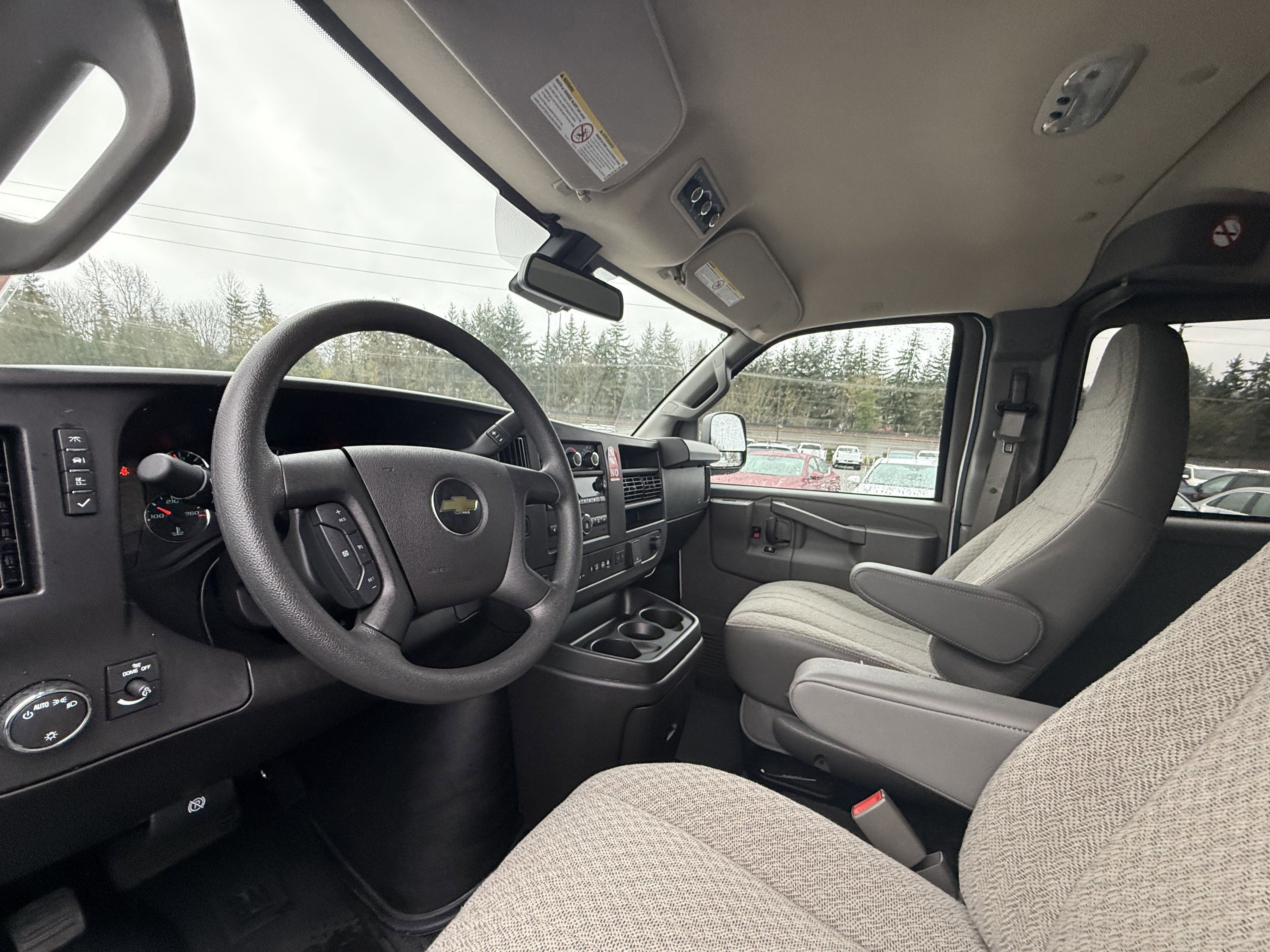 2024 Chevrolet Express Passenger 3500 1LT