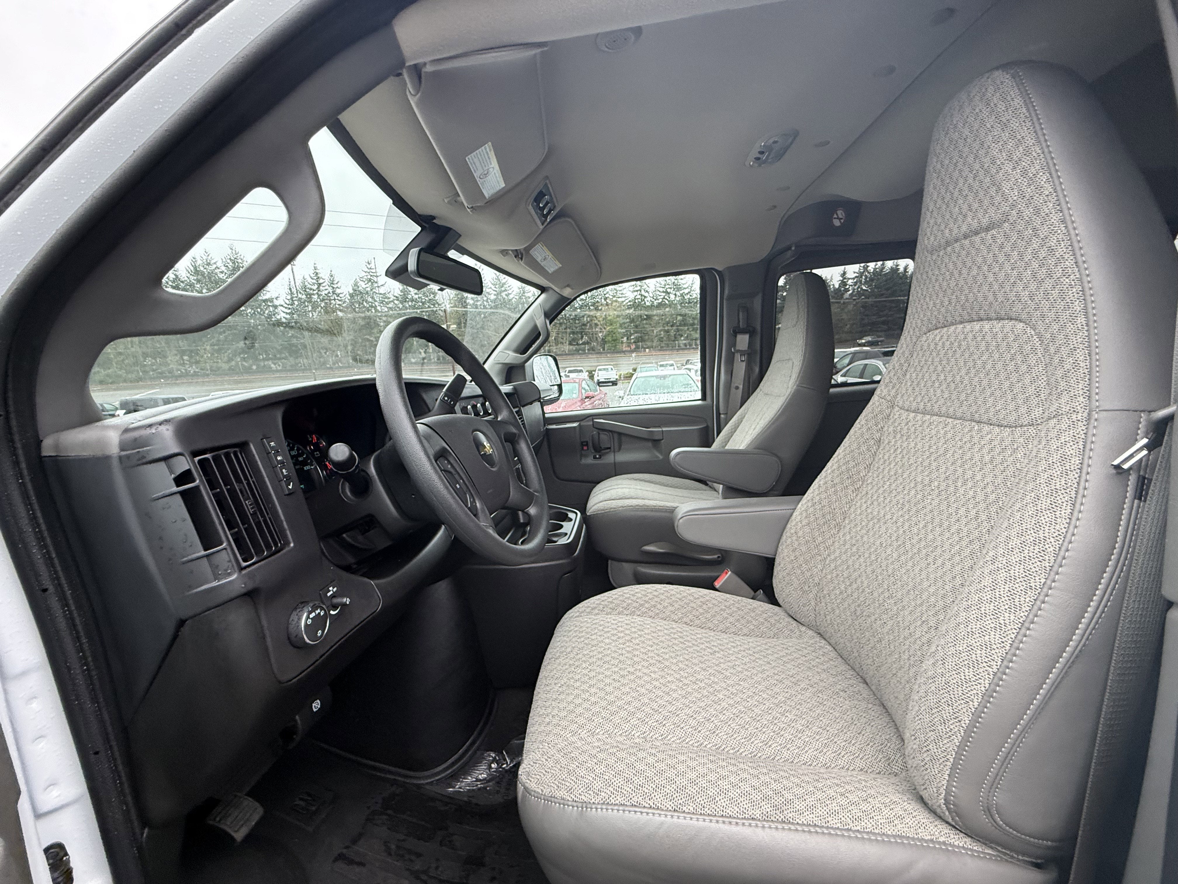 2024 Chevrolet Express Passenger 3500 1LT