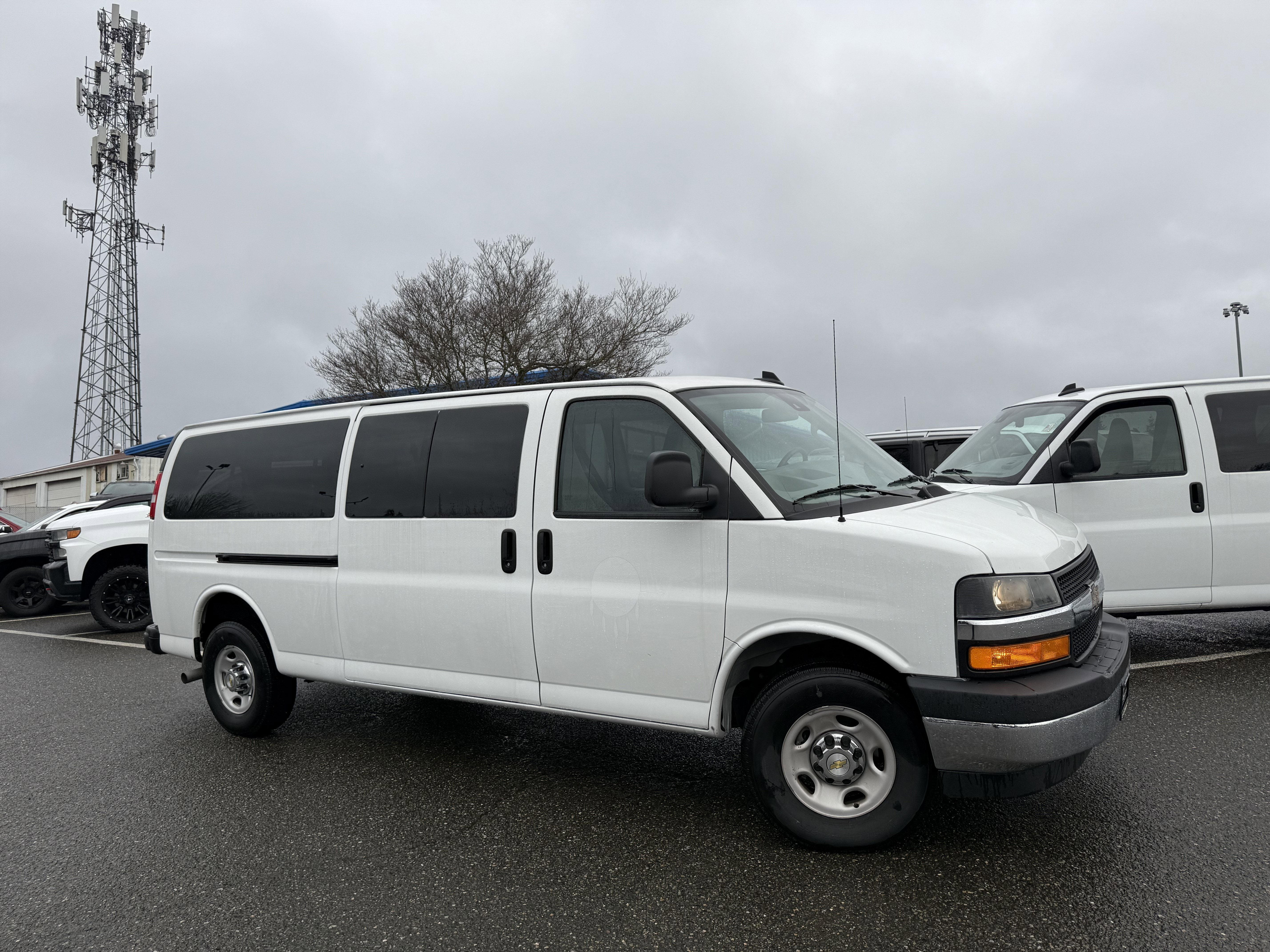 2024 Chevrolet Express Passenger 3500 1LT