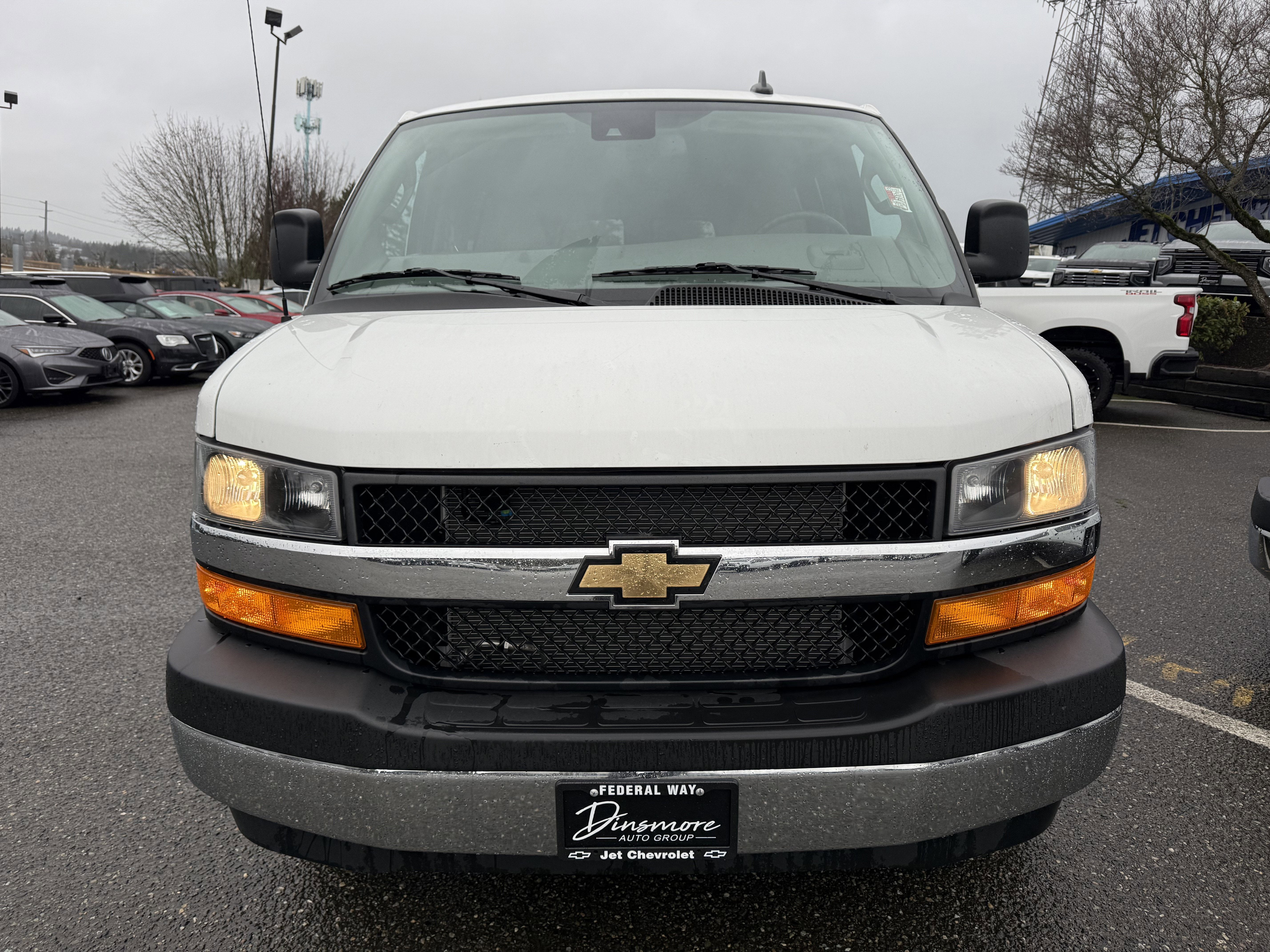 2024 Chevrolet Express Passenger 3500 1LT