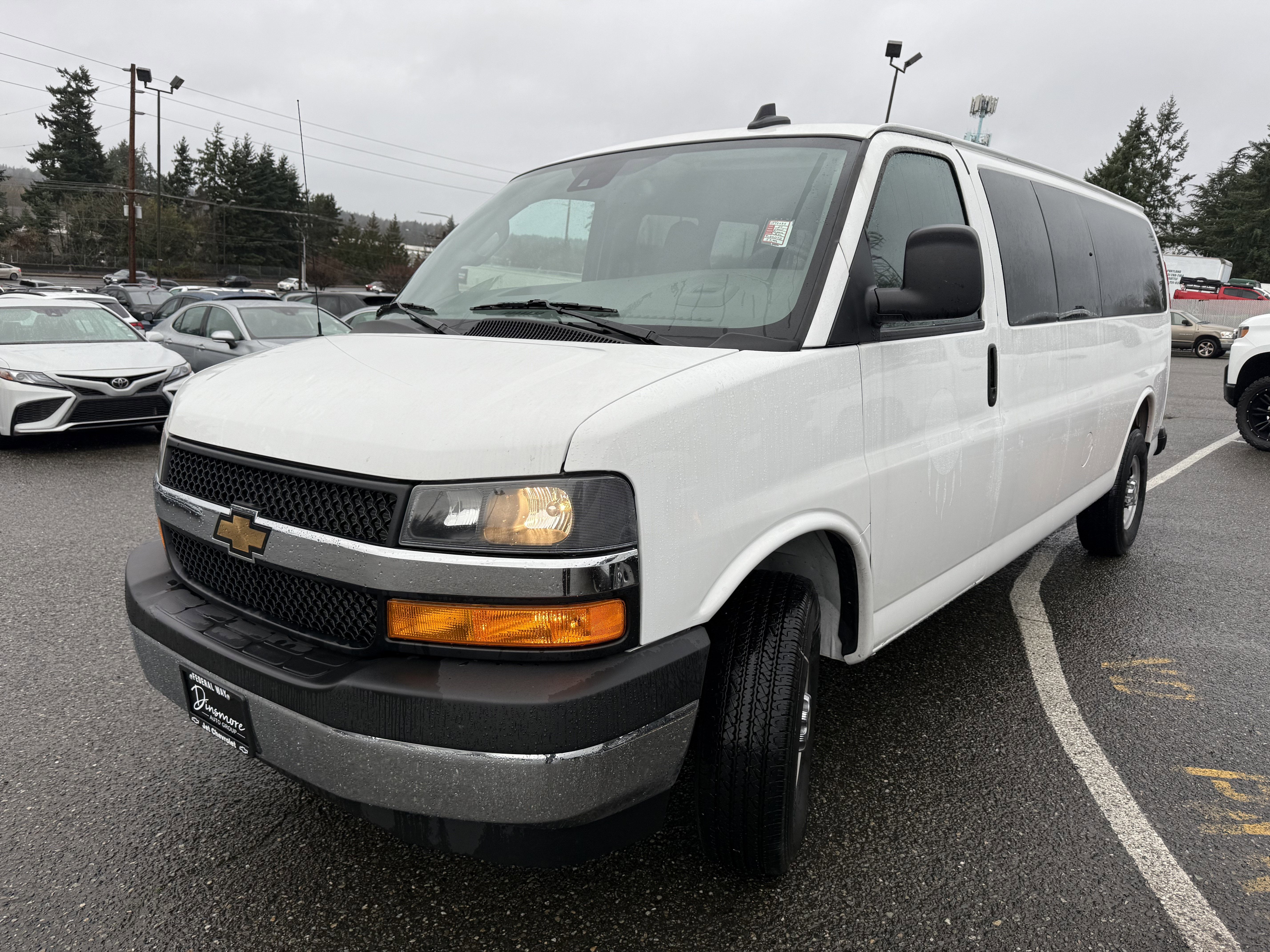 2024 Chevrolet Express Passenger 3500 1LT