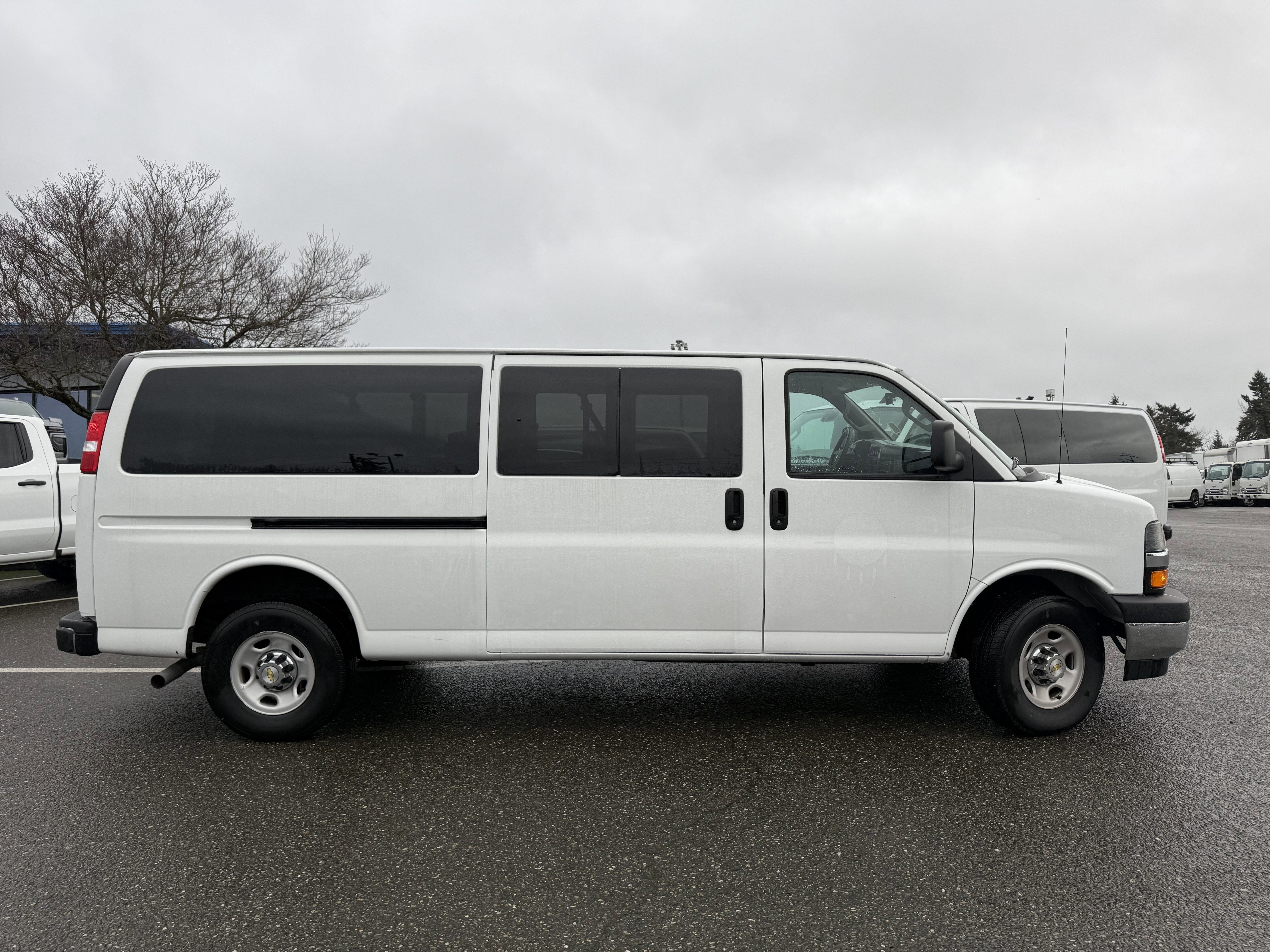 2024 Chevrolet Express Passenger 3500 1LT