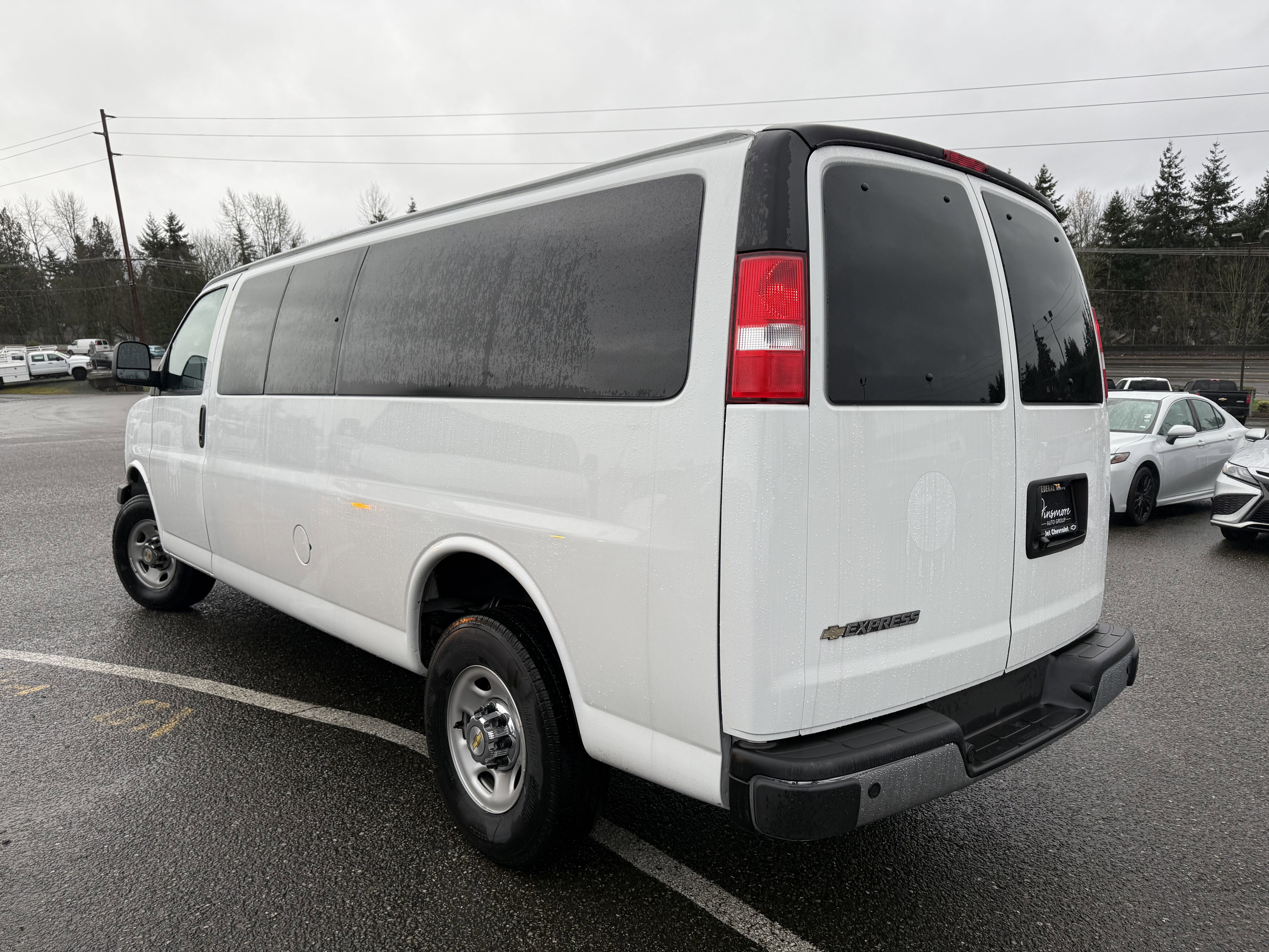 2024 Chevrolet Express Passenger 3500 1LT