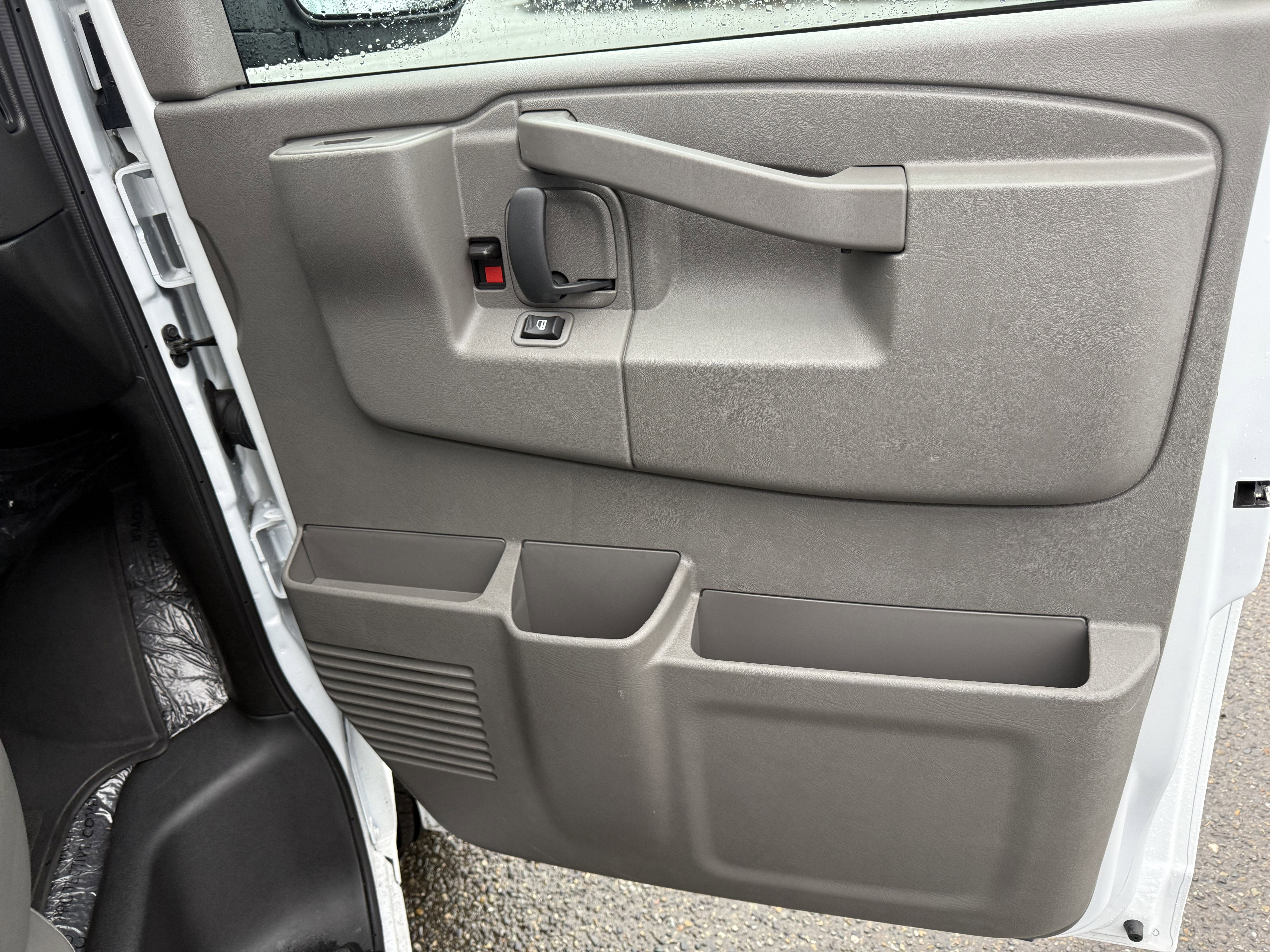 2024 Chevrolet Express Passenger 3500 1LT