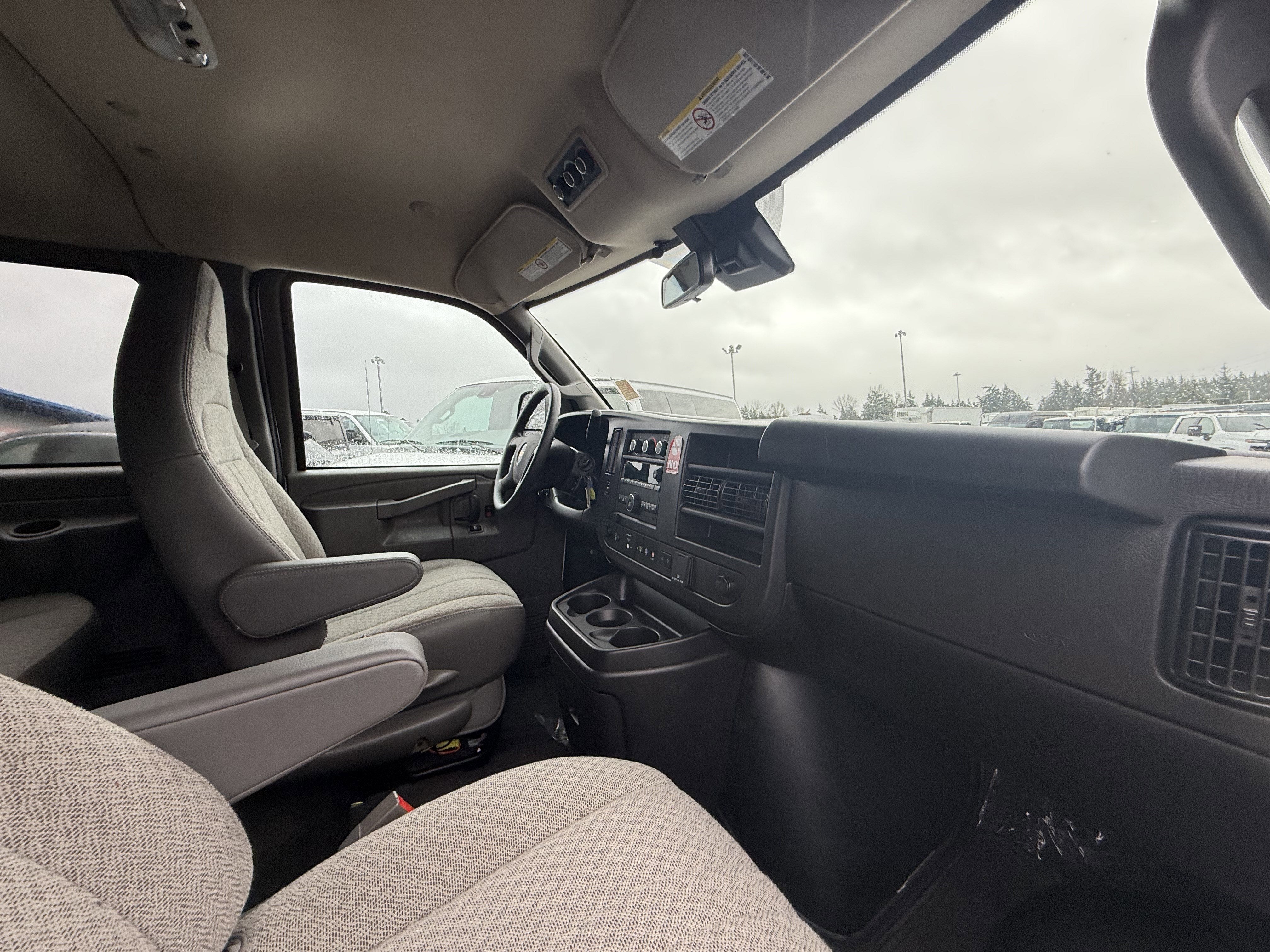 2024 Chevrolet Express Passenger 3500 1LT