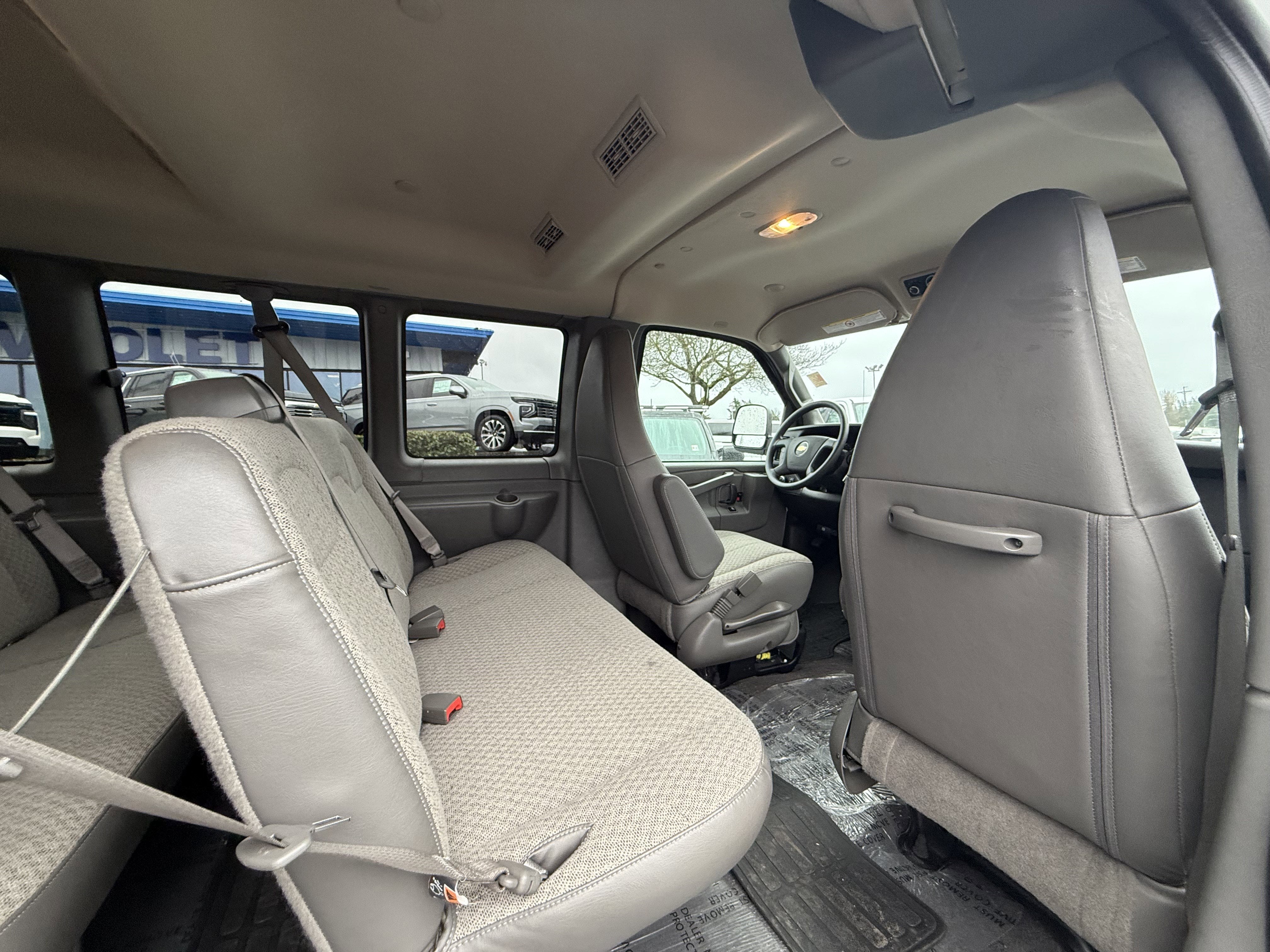 2024 Chevrolet Express Passenger 3500 1LT