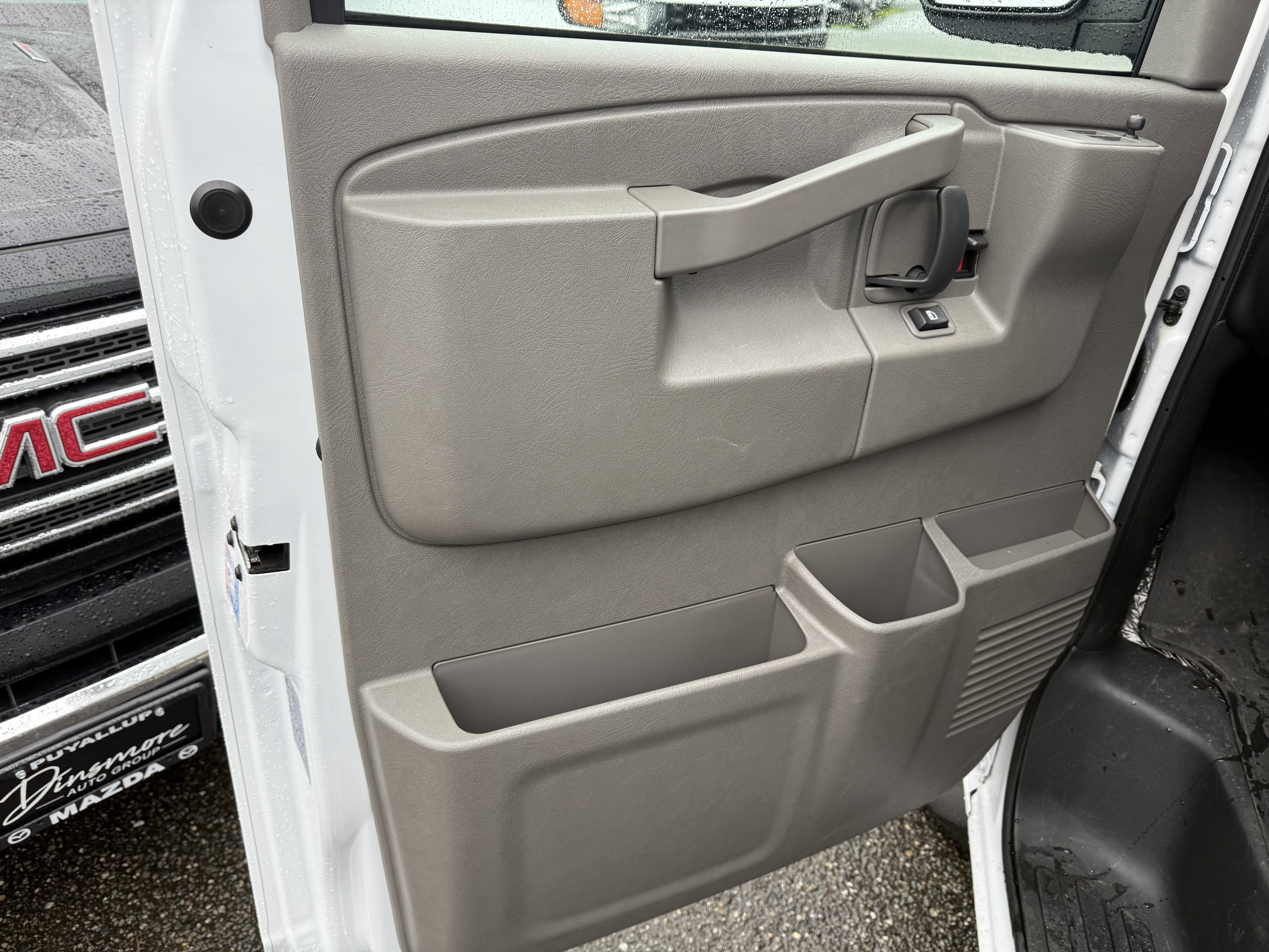 2024 Chevrolet Express Passenger 3500 1LT