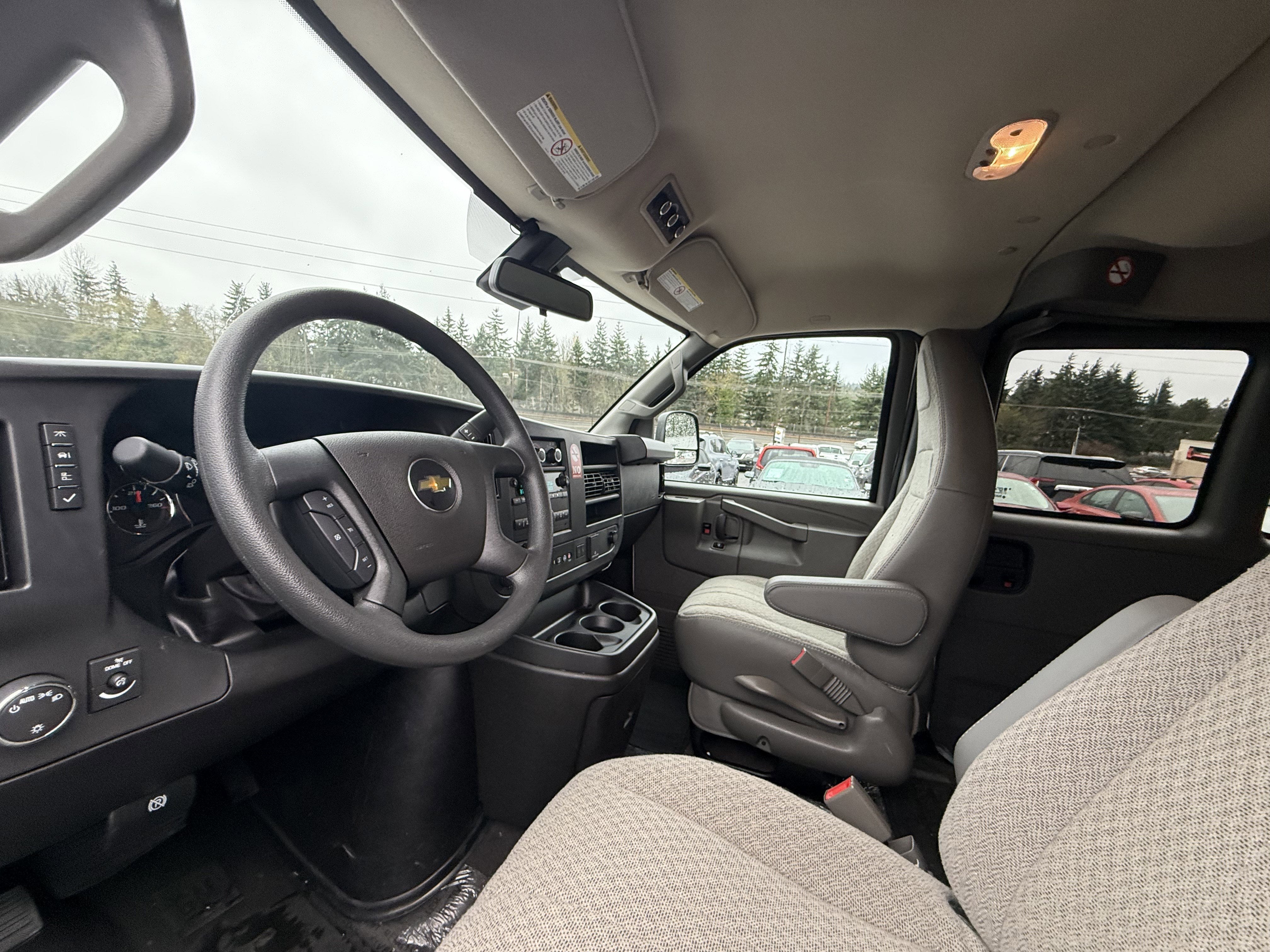 2024 Chevrolet Express Passenger 3500 1LT