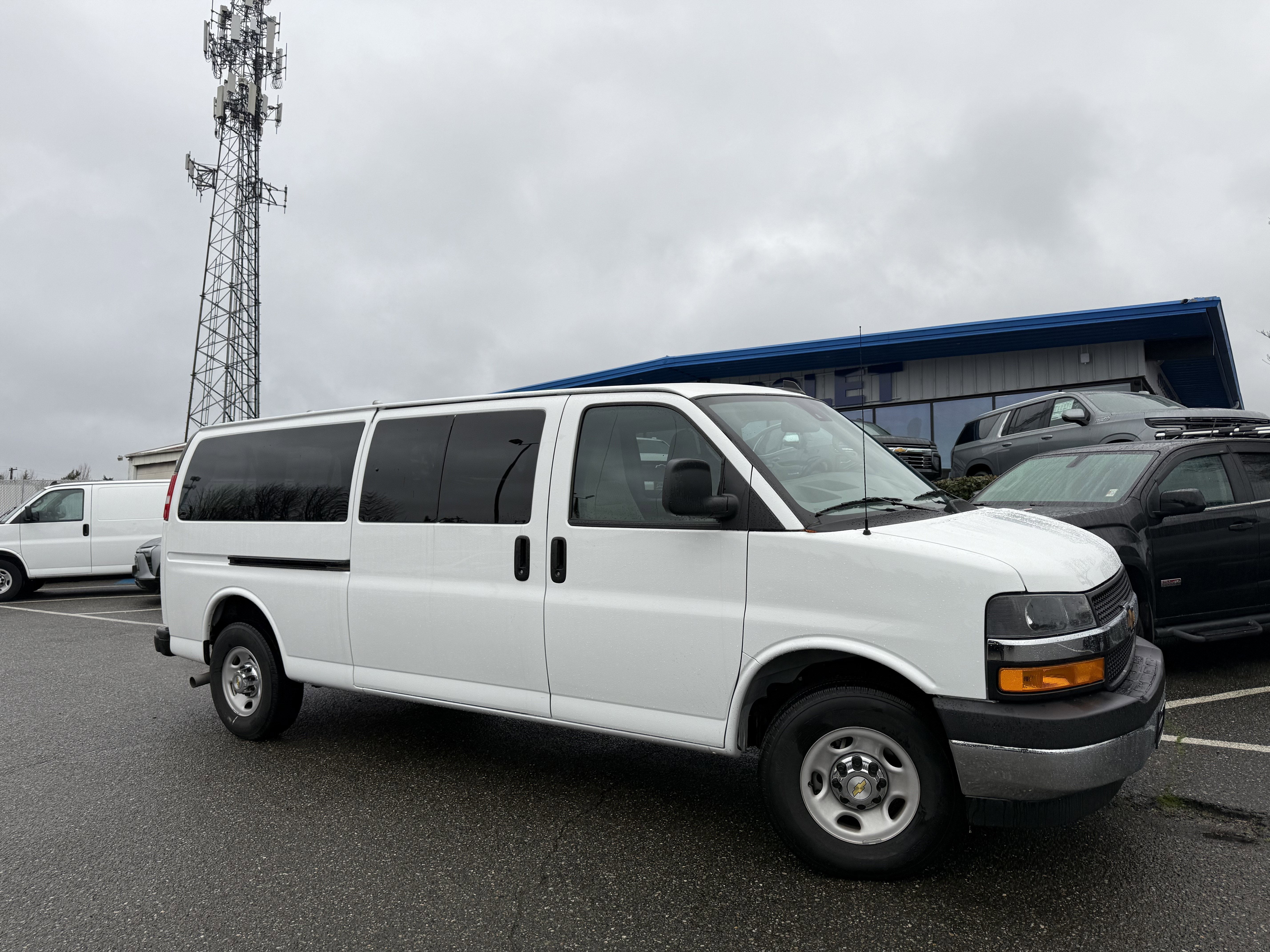 2024 Chevrolet Express Passenger 3500 1LT