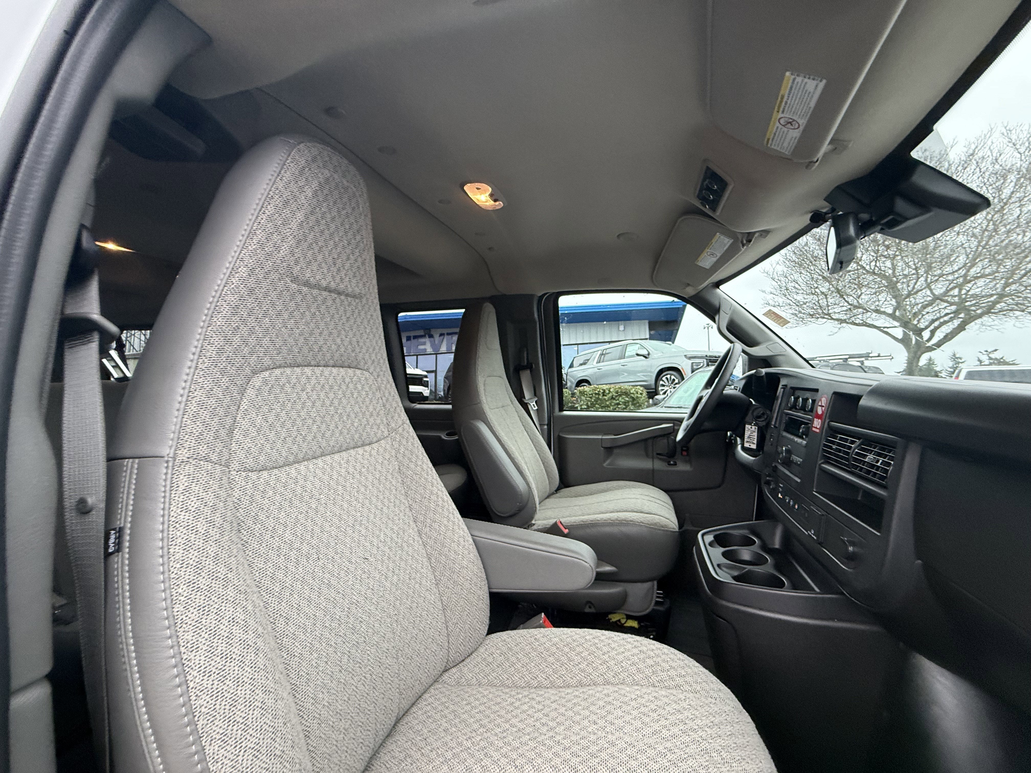 2024 Chevrolet Express Passenger 3500 1LT