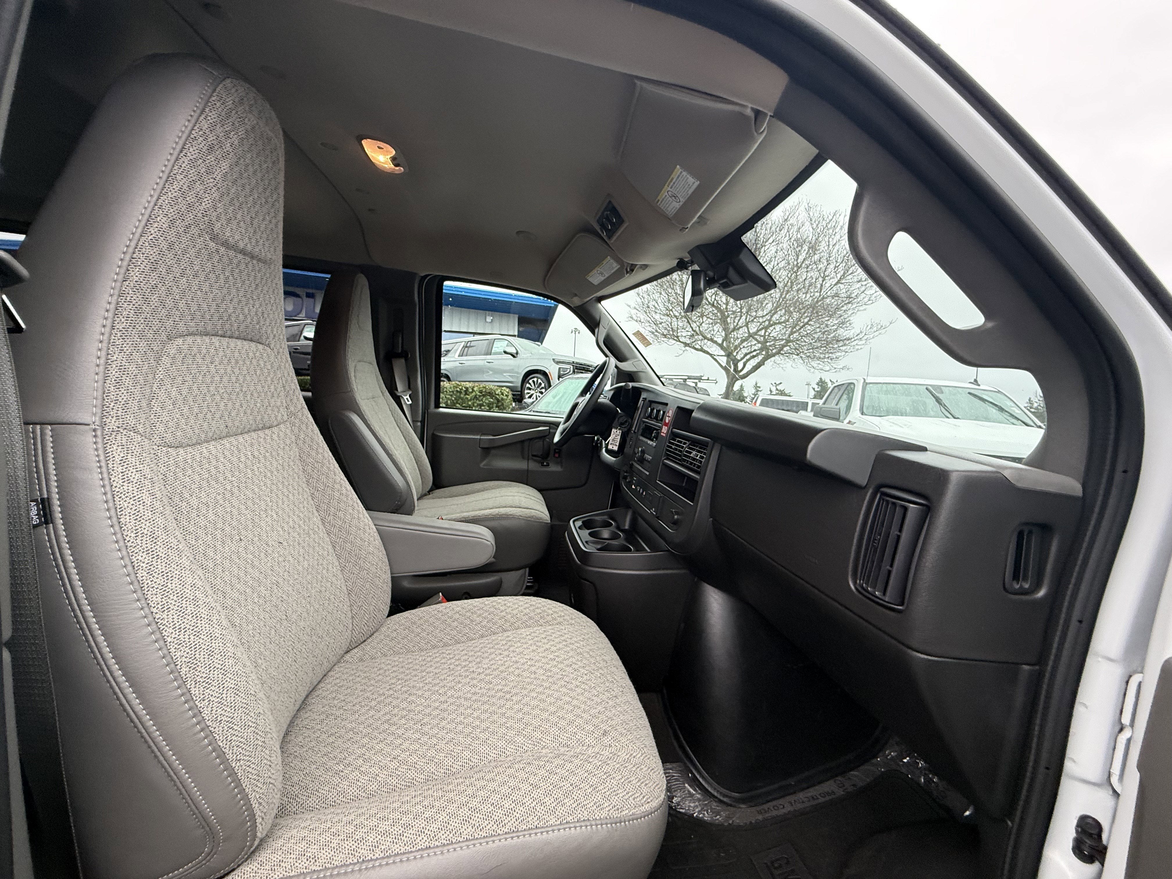 2024 Chevrolet Express Passenger 3500 1LT