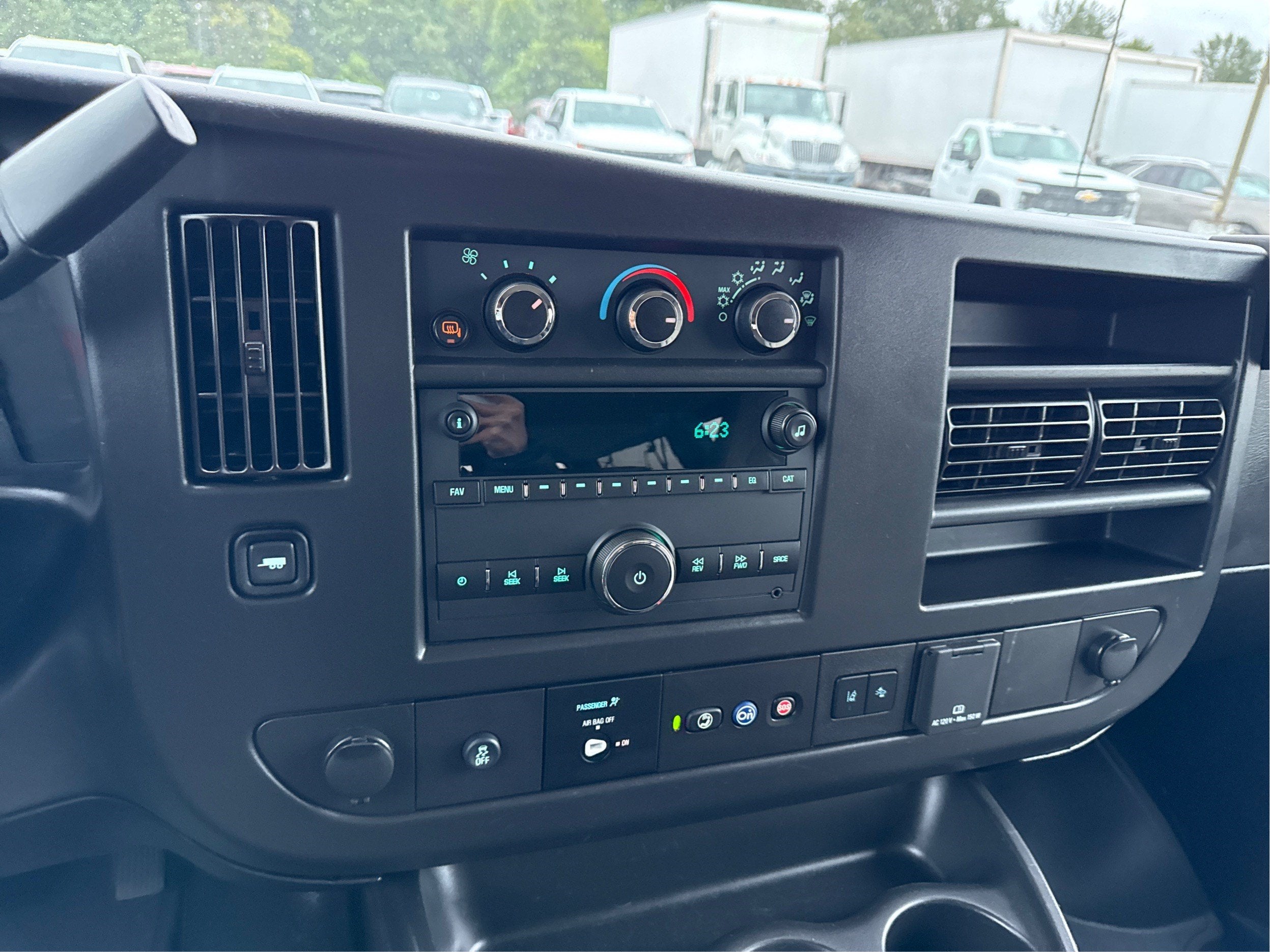 2025 Chevrolet Express Passenger 1LT