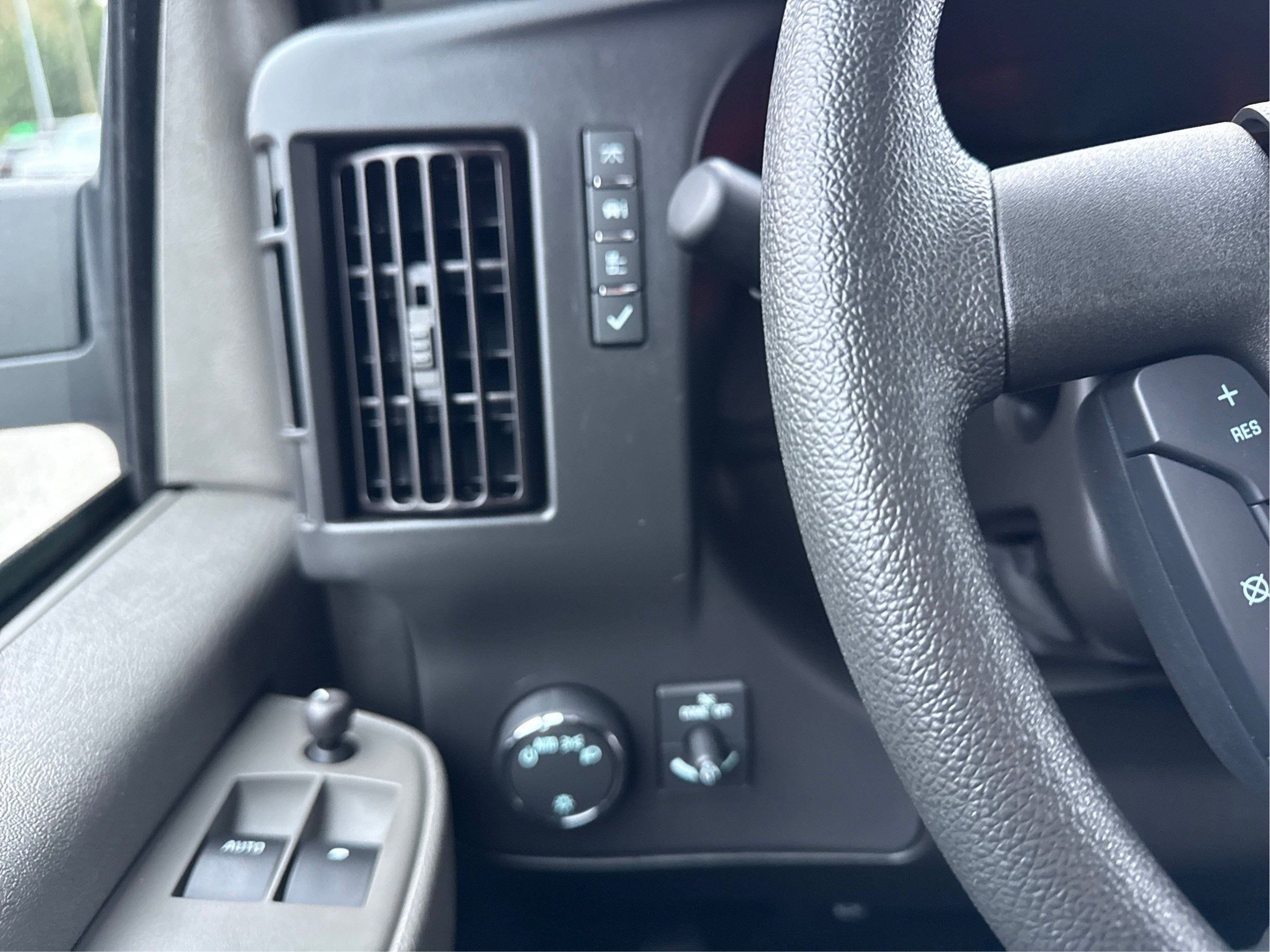 2025 Chevrolet Express Passenger 1LT