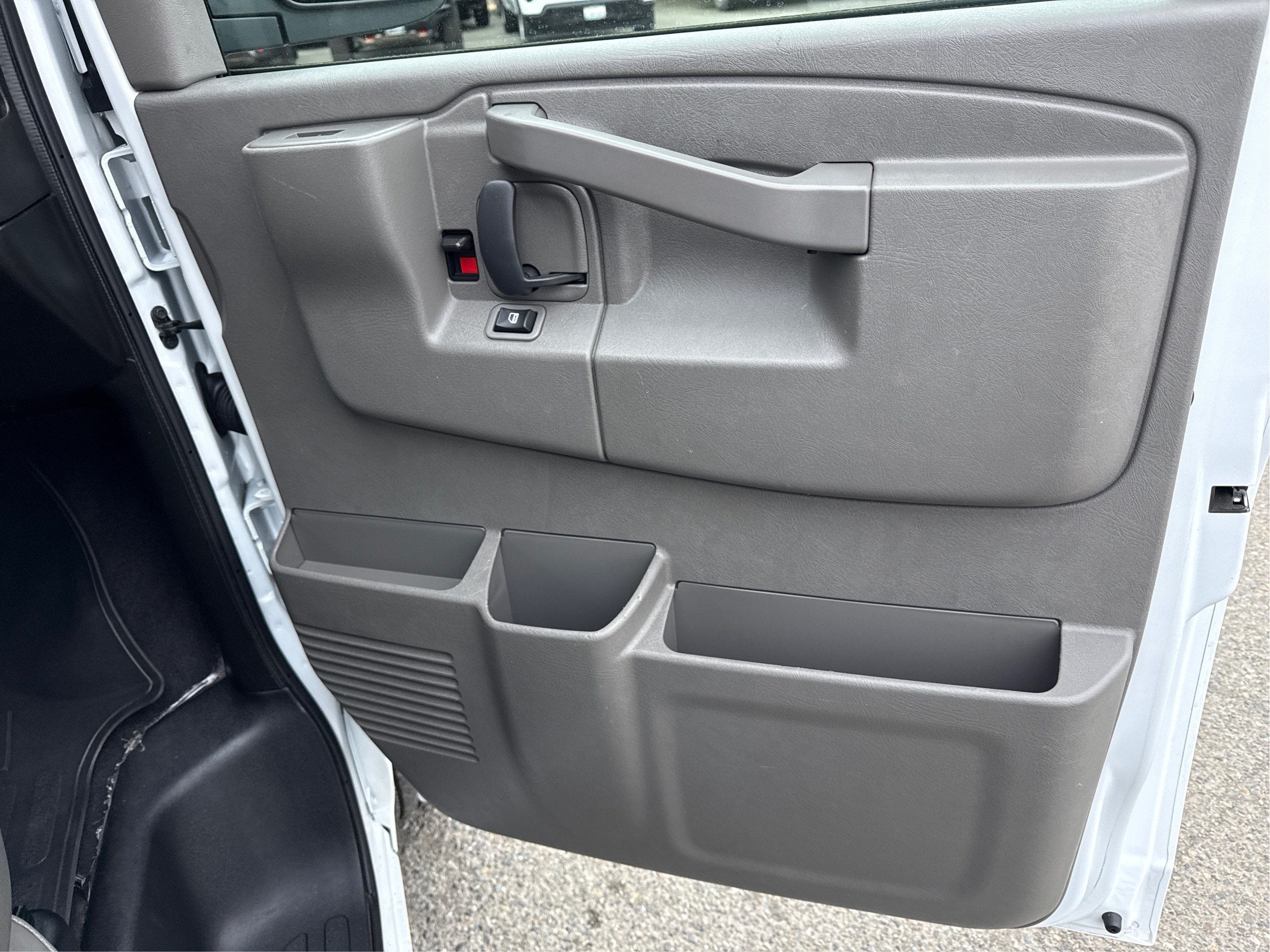 2025 Chevrolet Express Passenger 1LT