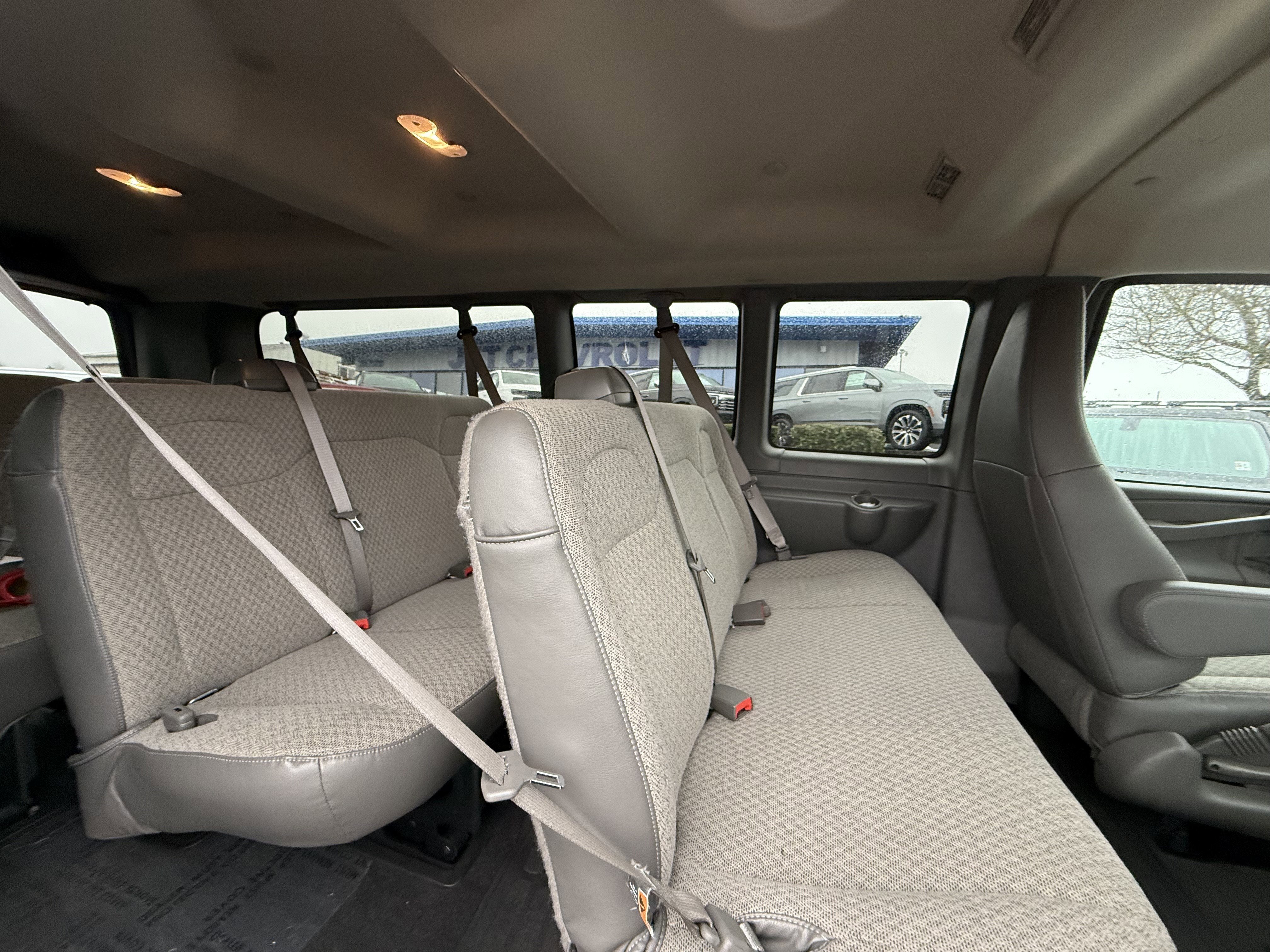 2024 Chevrolet Express Passenger 3500 1LT