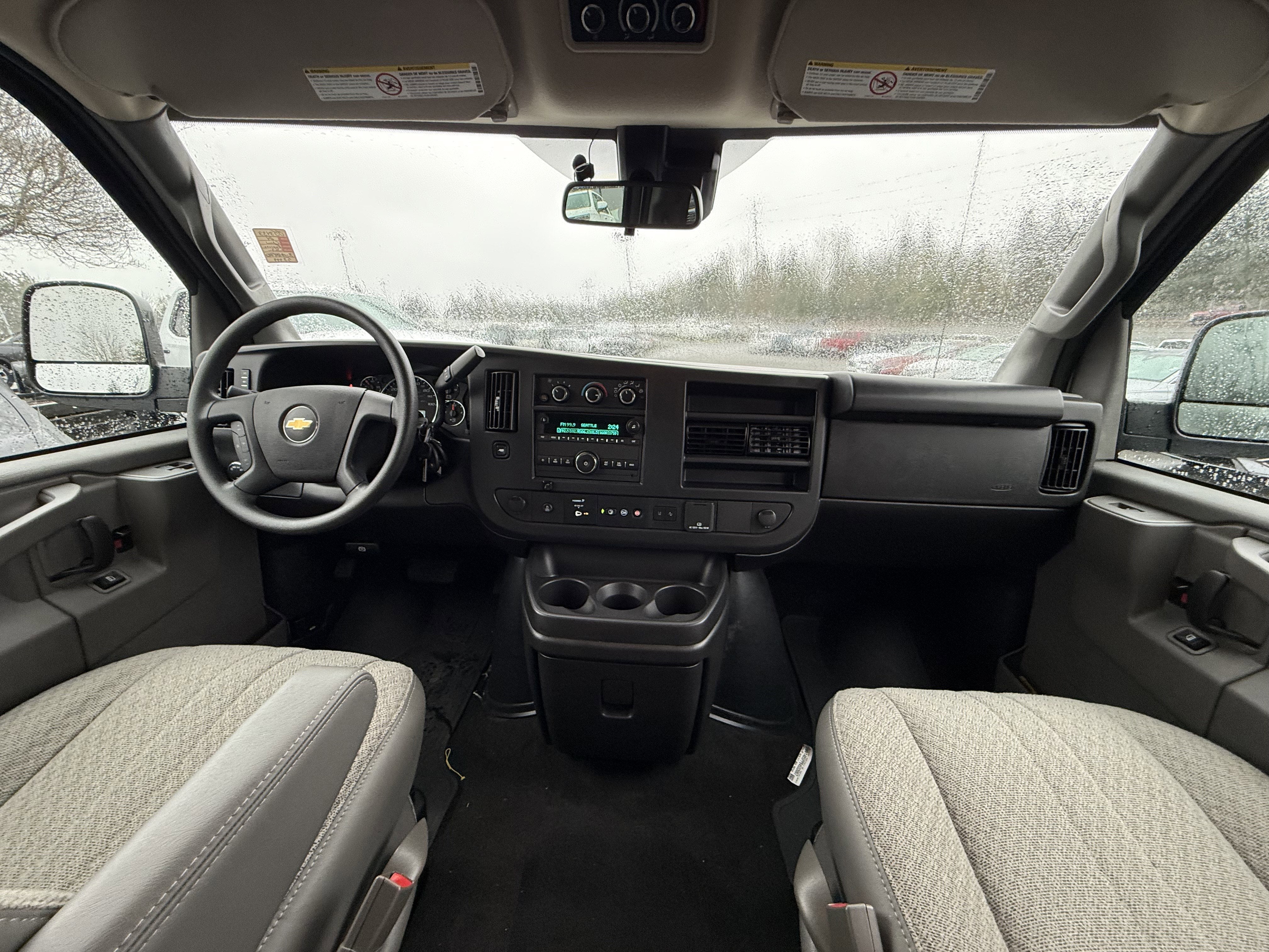 2024 Chevrolet Express Passenger 3500 1LT