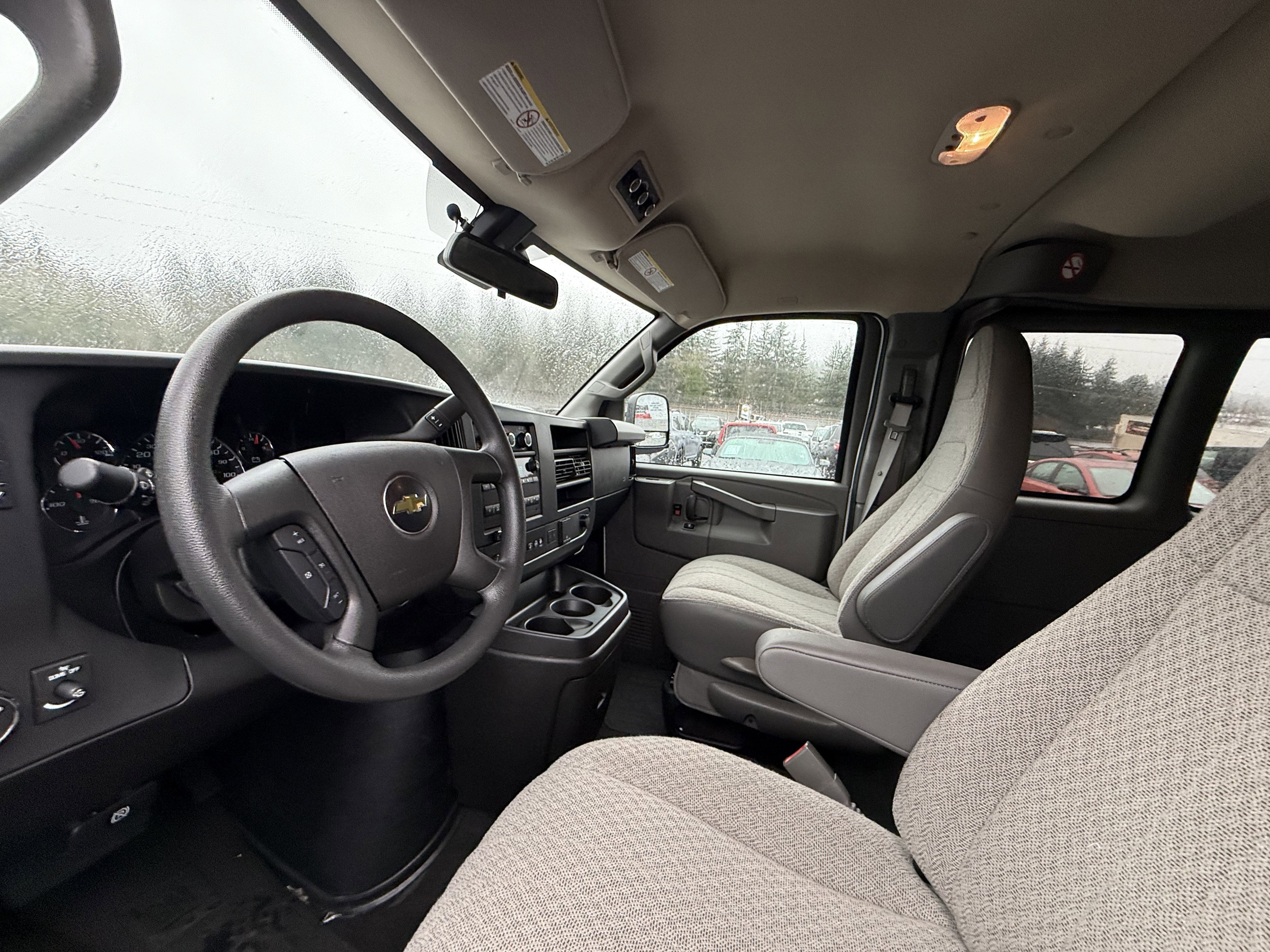 2024 Chevrolet Express Passenger 3500 1LT