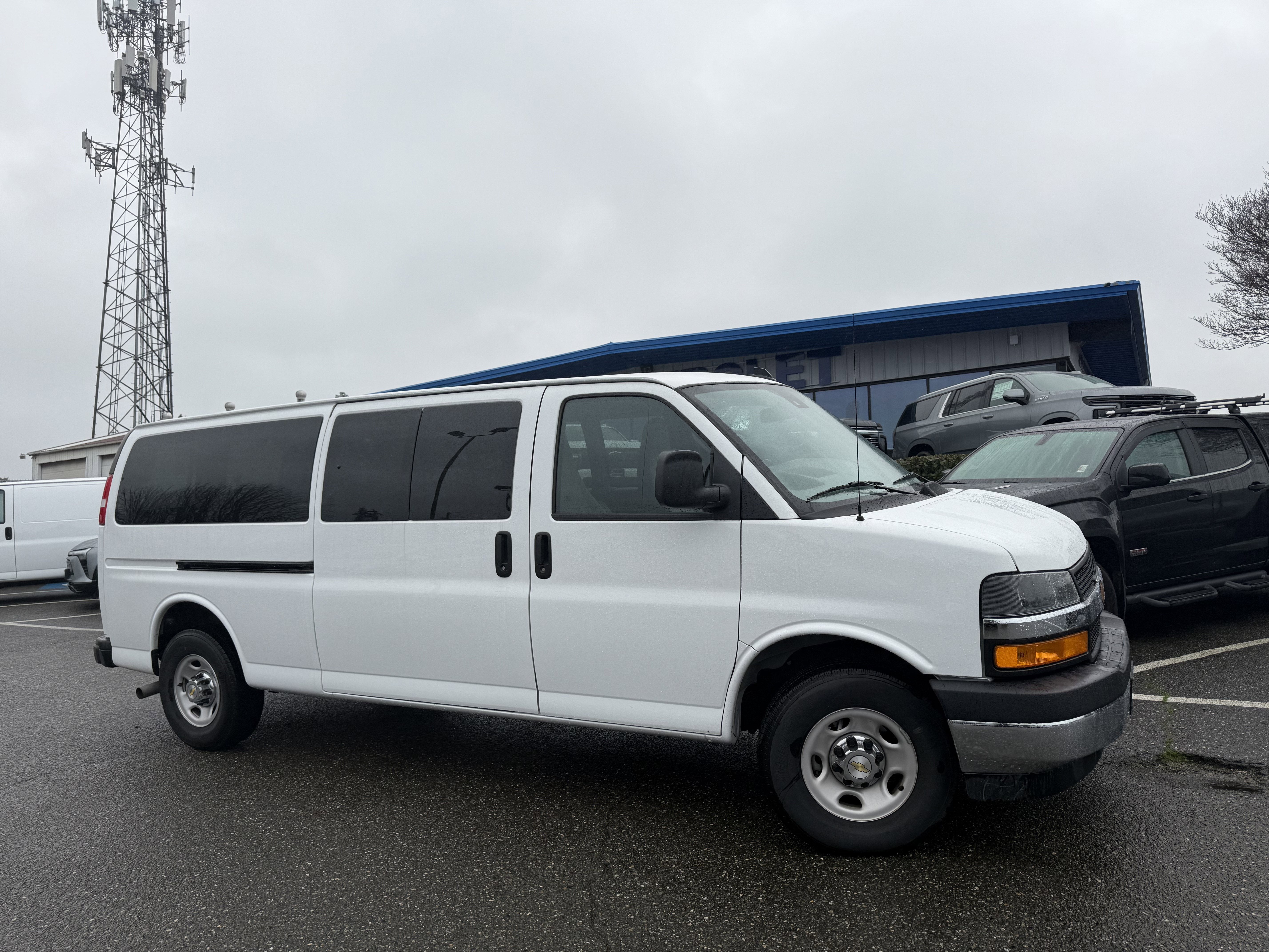 2024 Chevrolet Express Passenger 3500 1LT