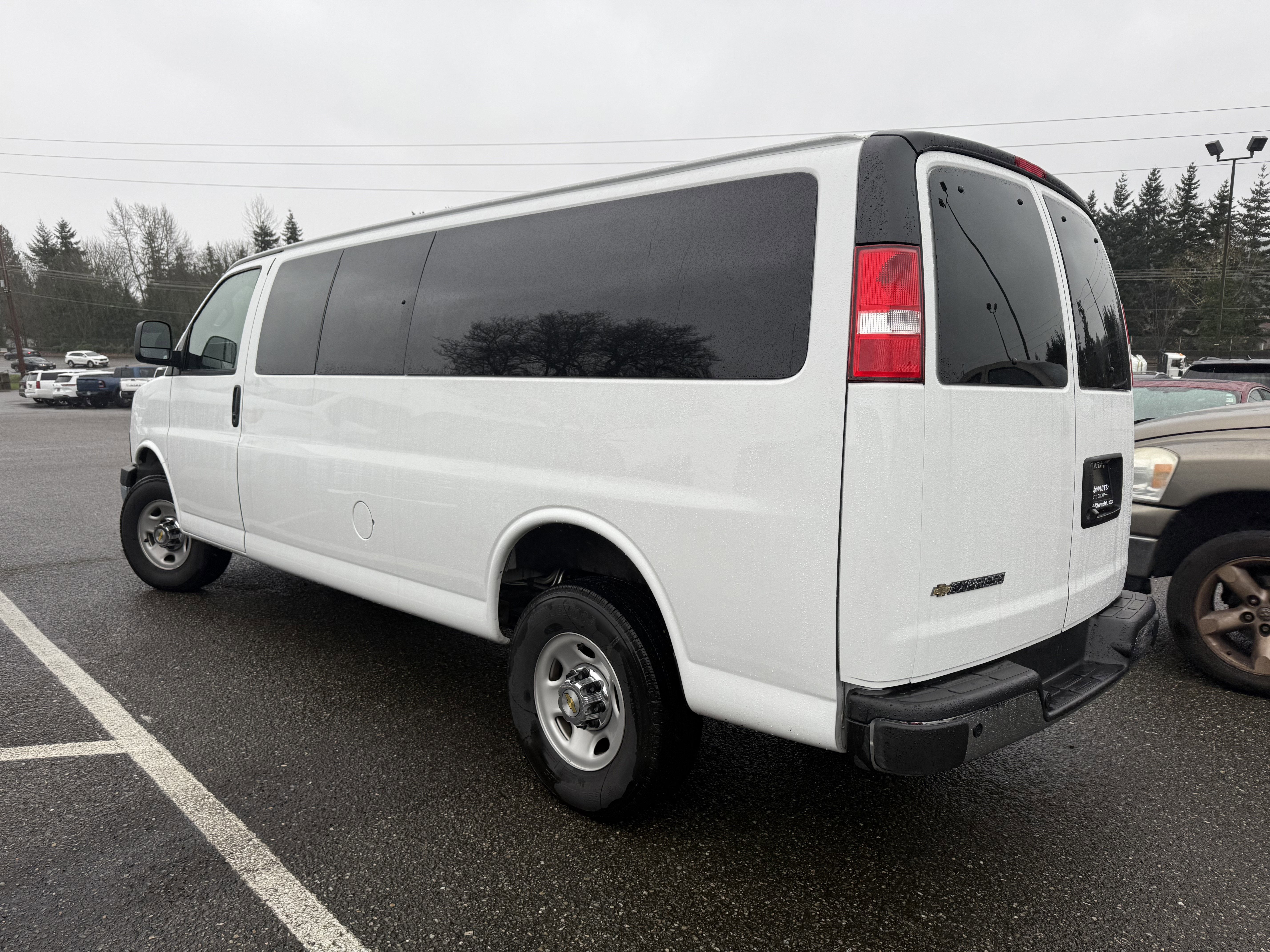 2024 Chevrolet Express Passenger 3500 1LT